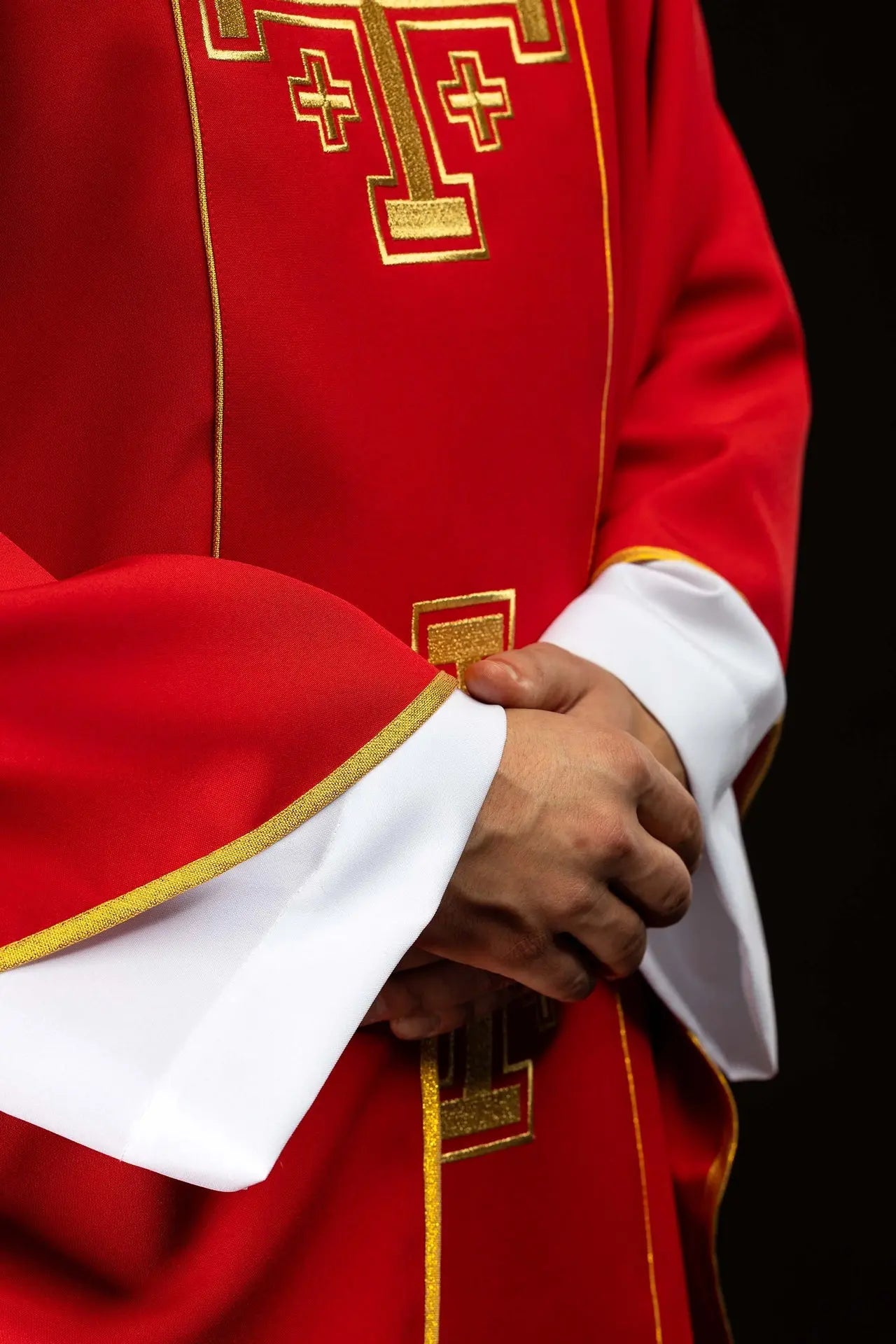 Casulla roja bordada con banda y cruces de Jerusalén