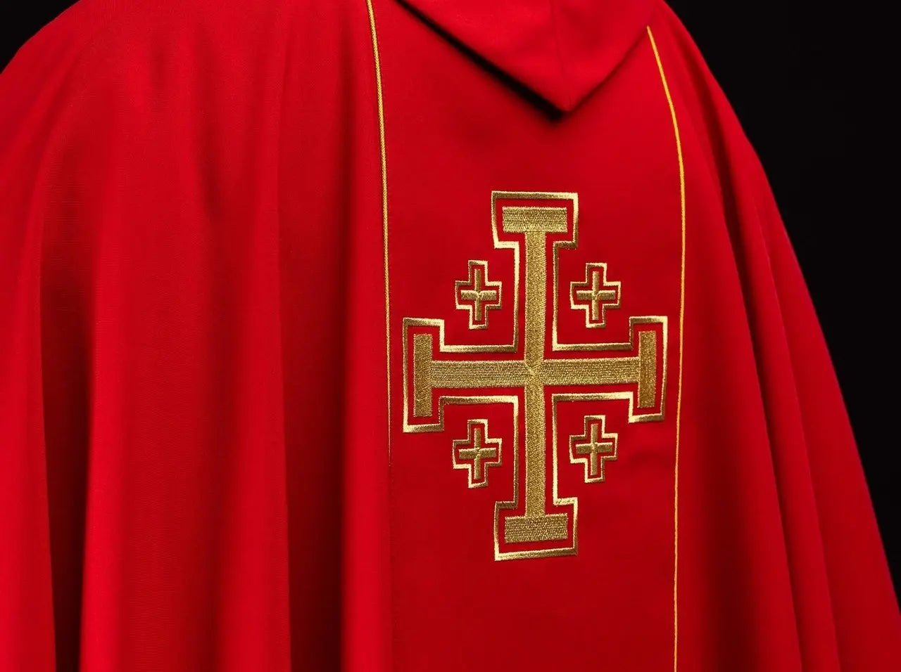 Casulla roja bordada con banda y cruces de Jerusalén