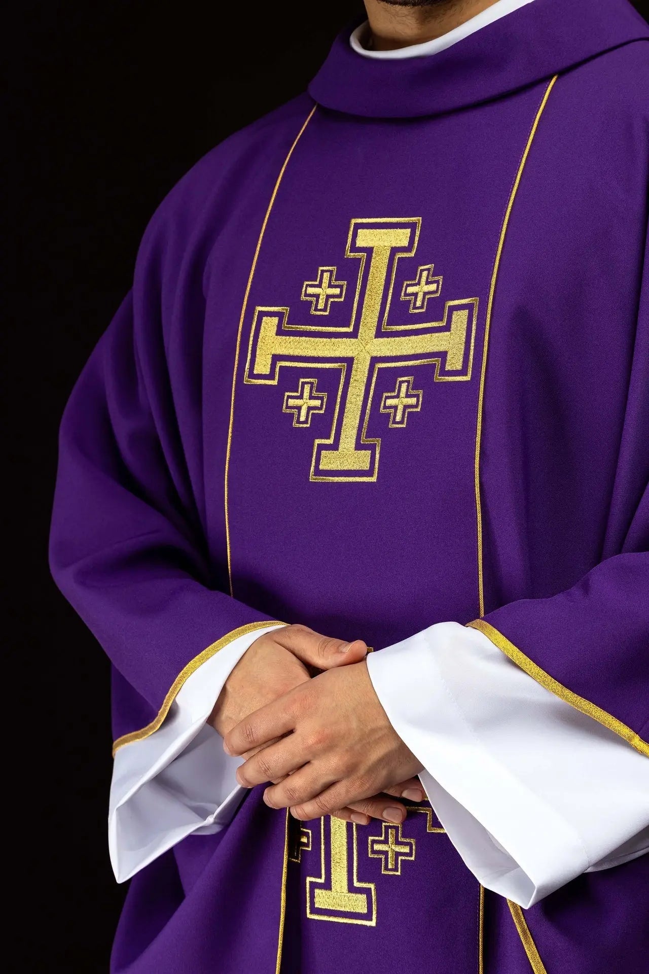 Casulla púrpura bordada con banda y cruces de Jerusalén