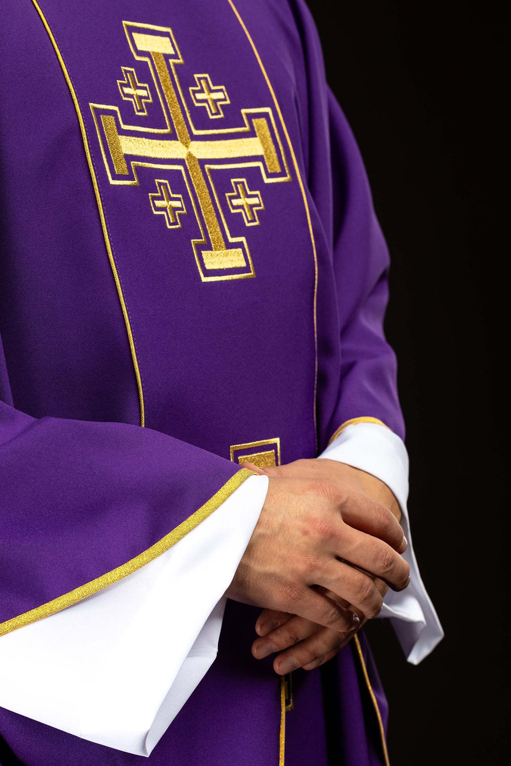 Ornat haftowany fioletowy z pasem krzyże jerozolimskie - ORNATY.PL