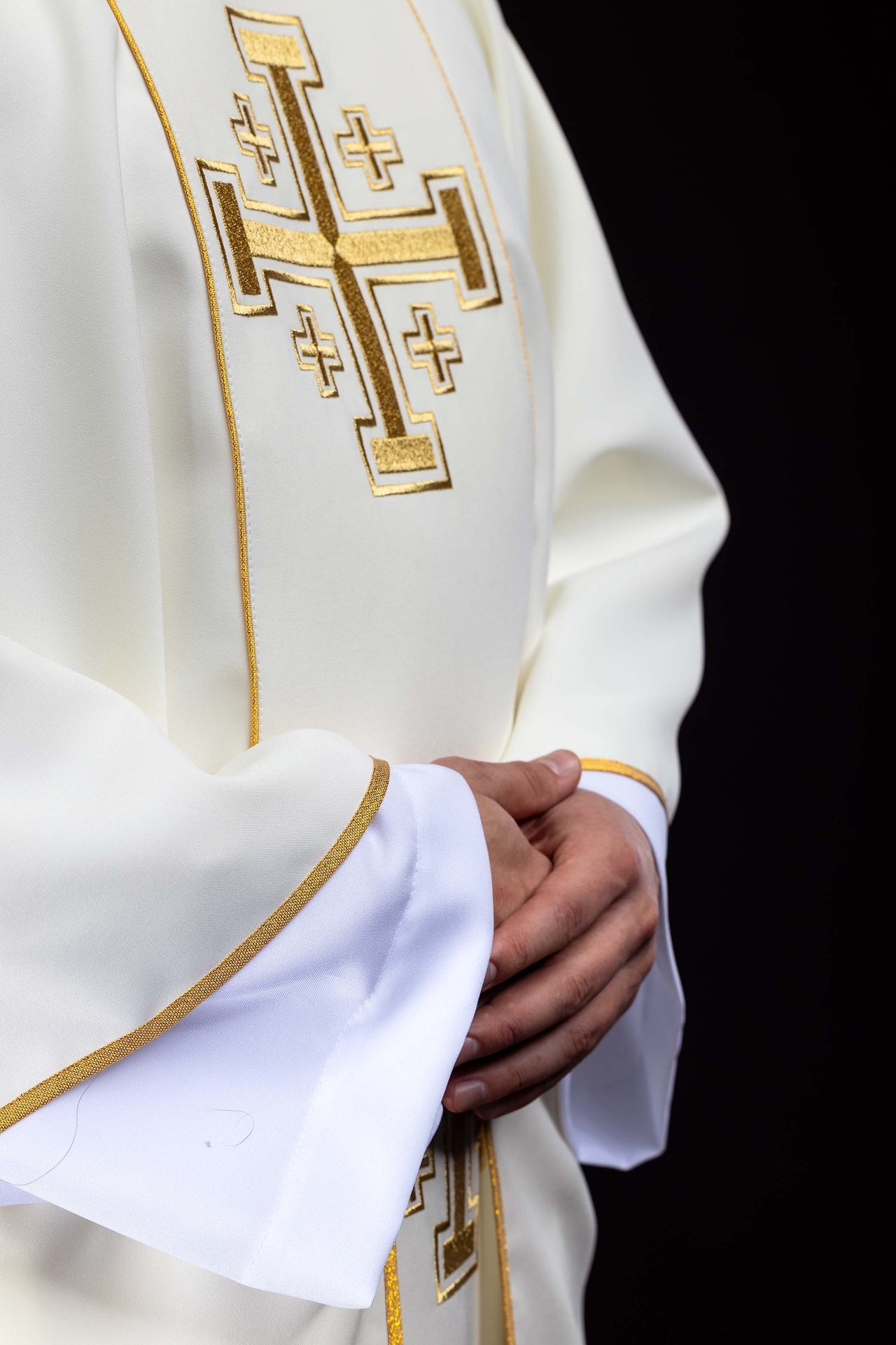 Ornat haftowany ecru z pasem krzyże jerozolimskie - ORNATY.PL