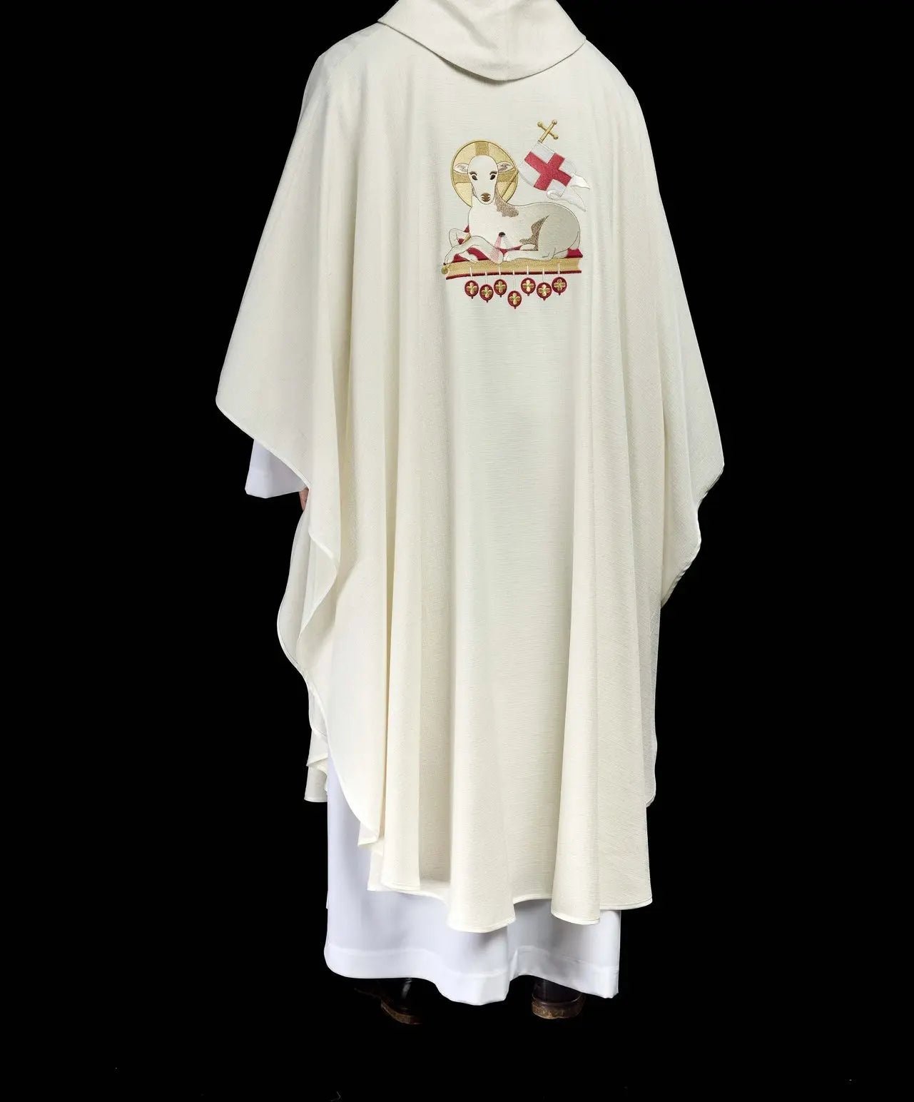 Casulla de Pascua cosida con tela natural con un cordero bordado