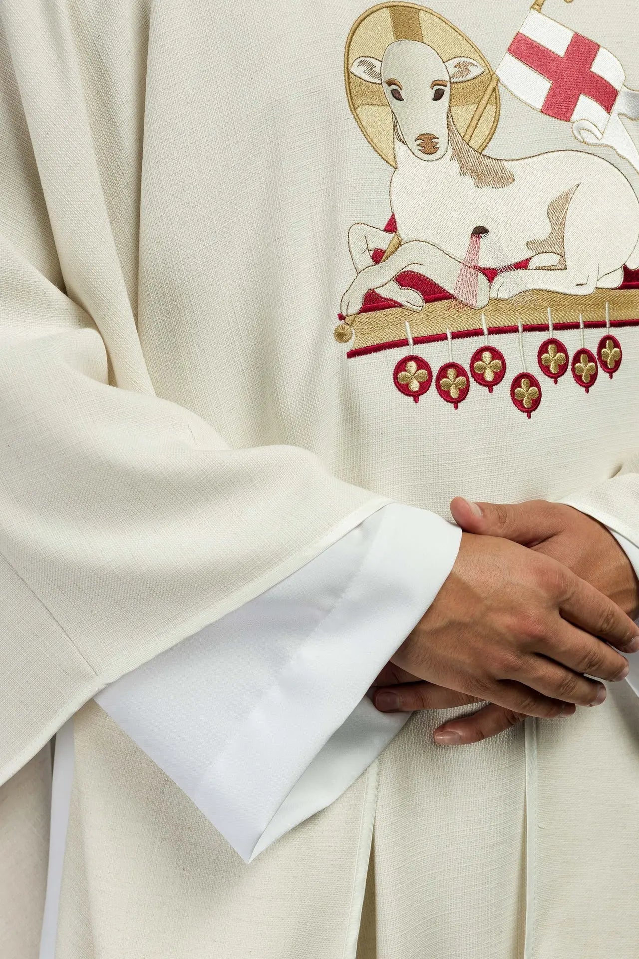 Casulla de Pascua cosida con tela natural con un cordero bordado