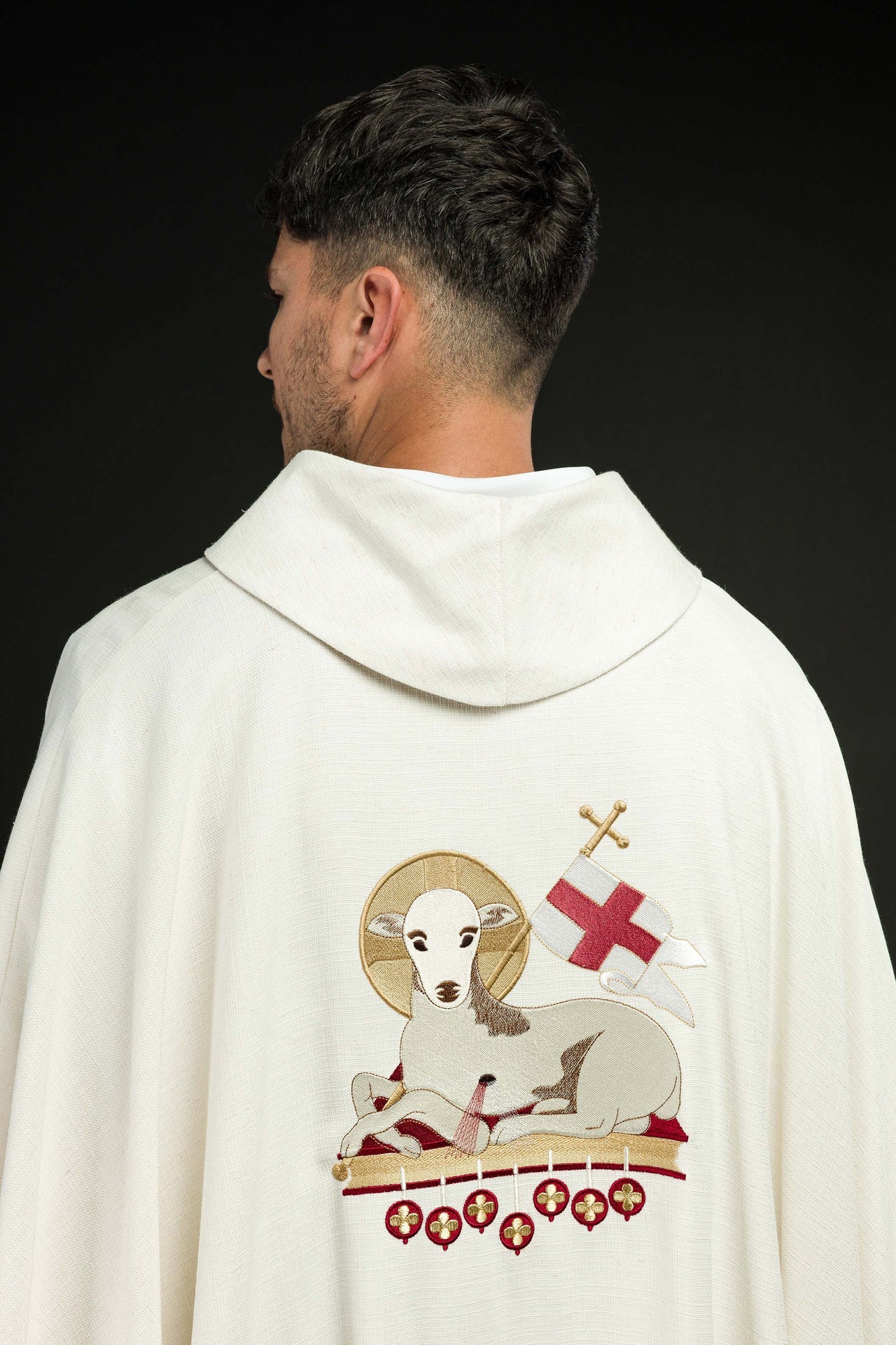 Ornat wielkanocny uszyty z naturalnej tkaniny z haftowanym barankiem - ORNATY.PL