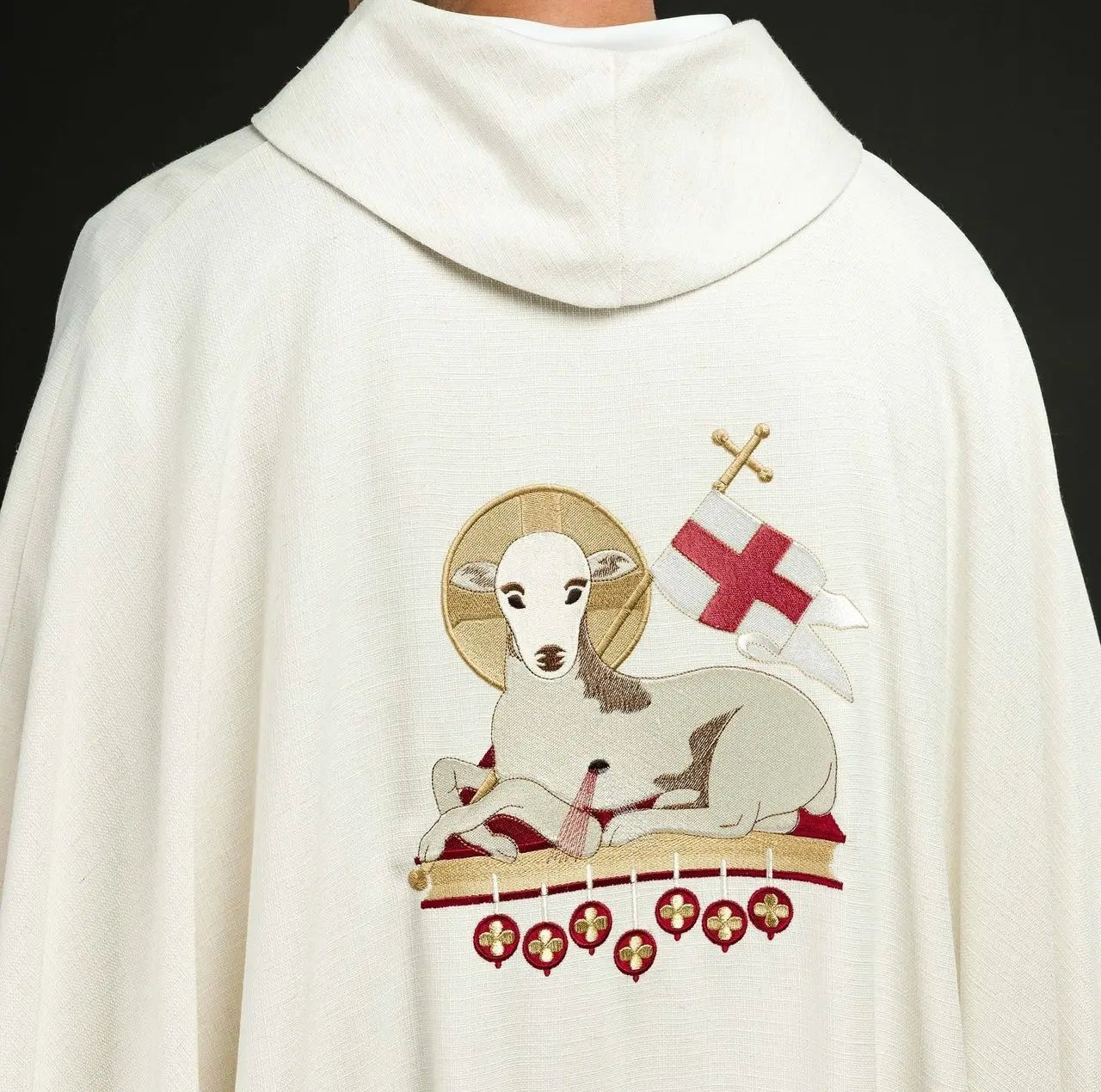 Casulla de Pascua cosida con tela natural con un cordero bordado