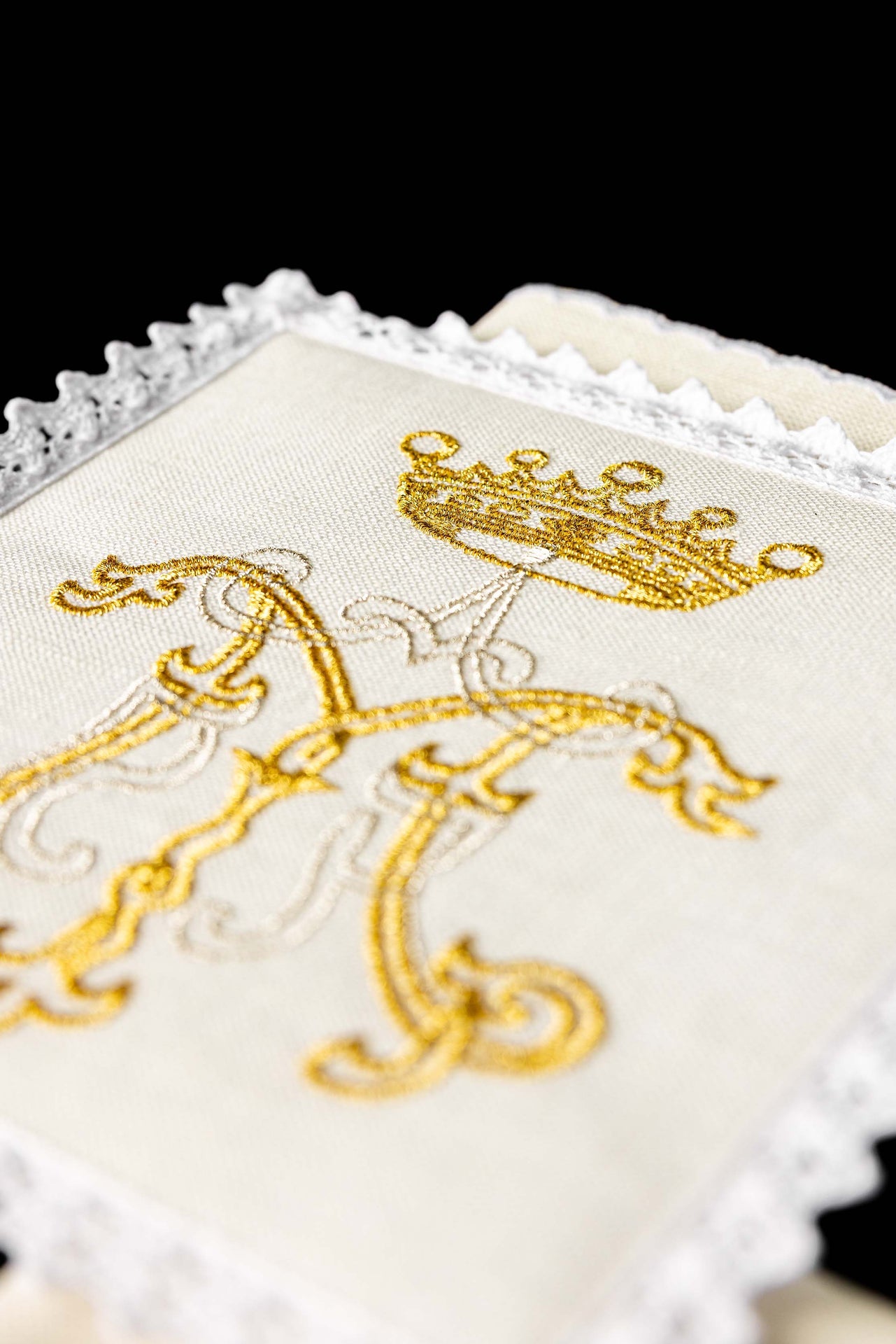 Lino para cáliz con bordado mariano dorado