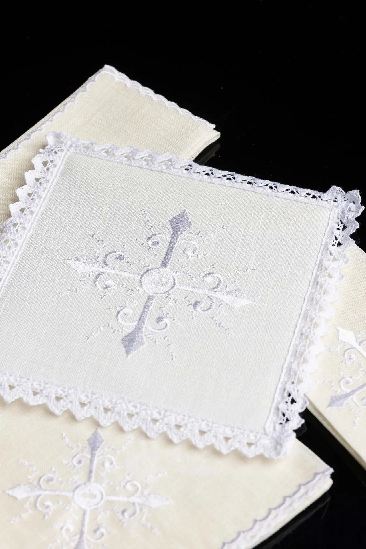 Lencería de cáliz con delicado bordado de cruz