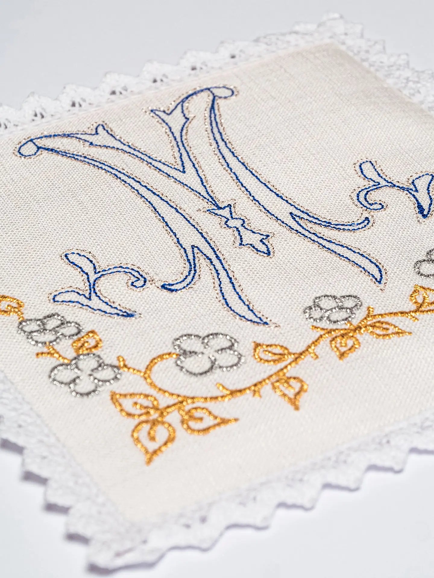 Linen chalice linen with Marian embroidery