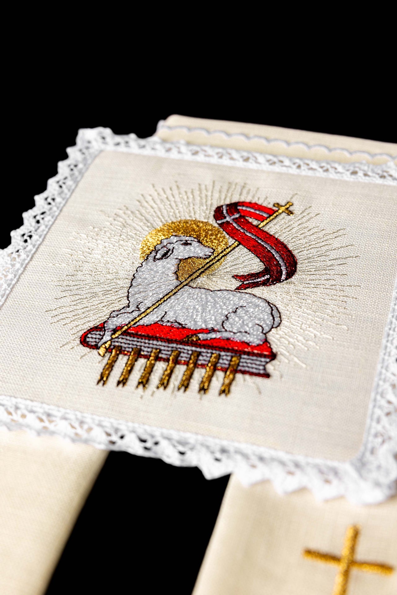 Lniana bielizna kielichowa z haftem baranka - ORNATY.PL