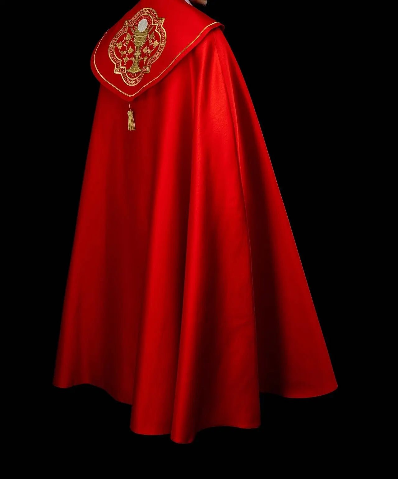 Capa litúrgica roja con bordado eucarístico