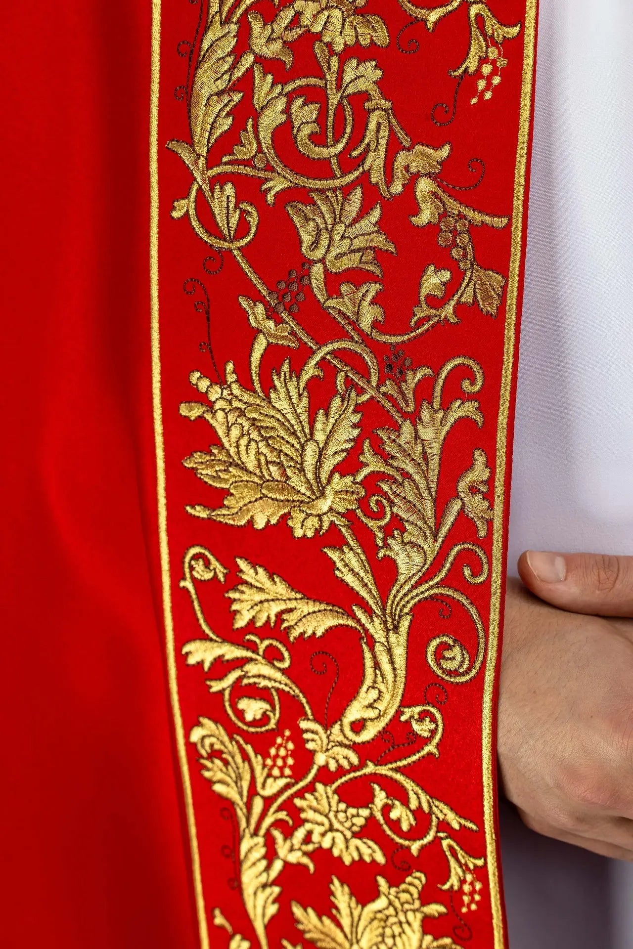 Capa litúrgica roja con bordado eucarístico