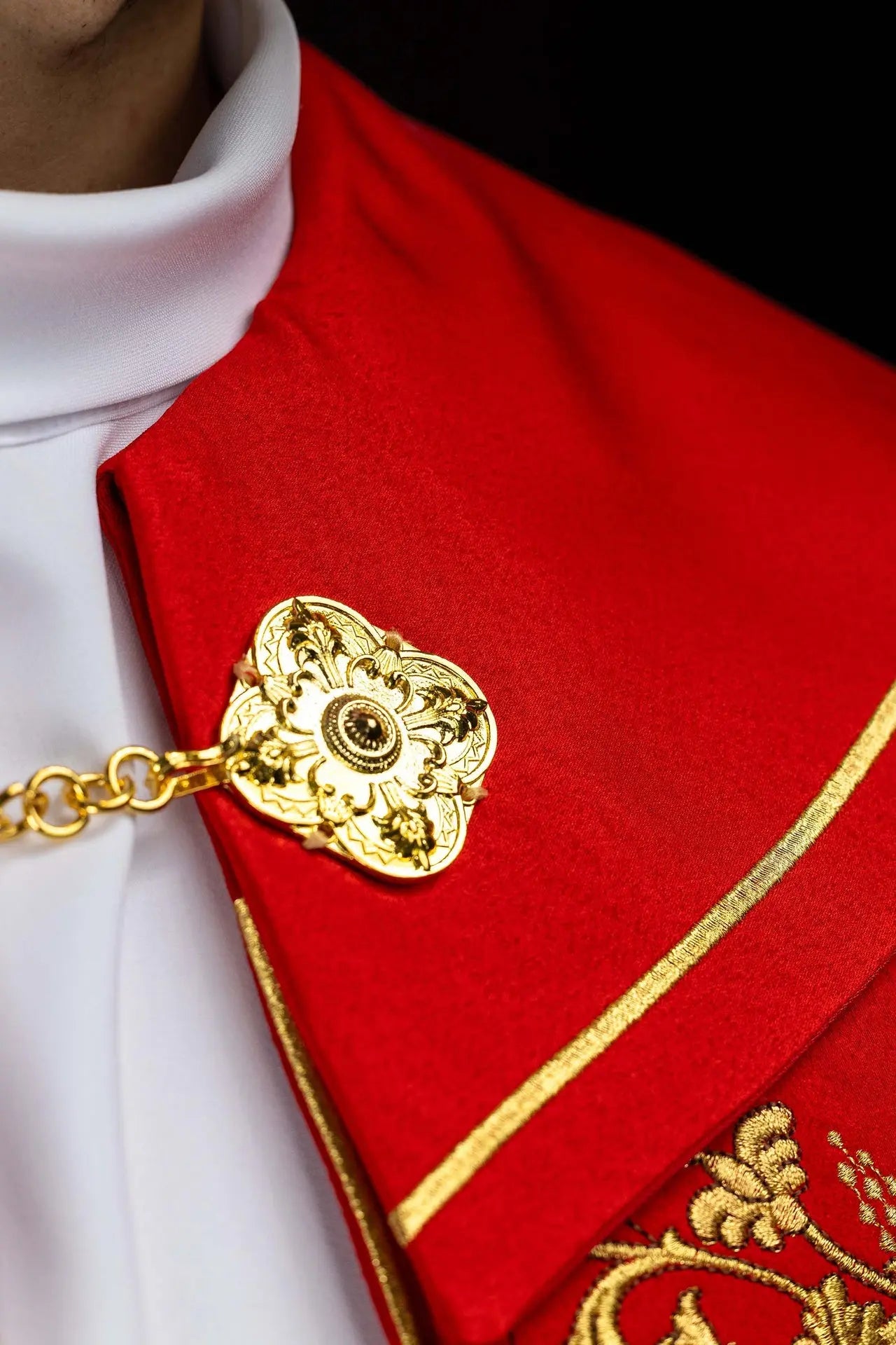 Capa litúrgica roja con bordado eucarístico