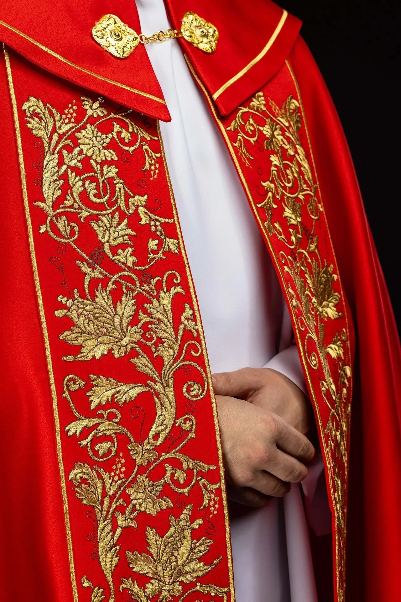 Capa litúrgica roja con bordado eucarístico
