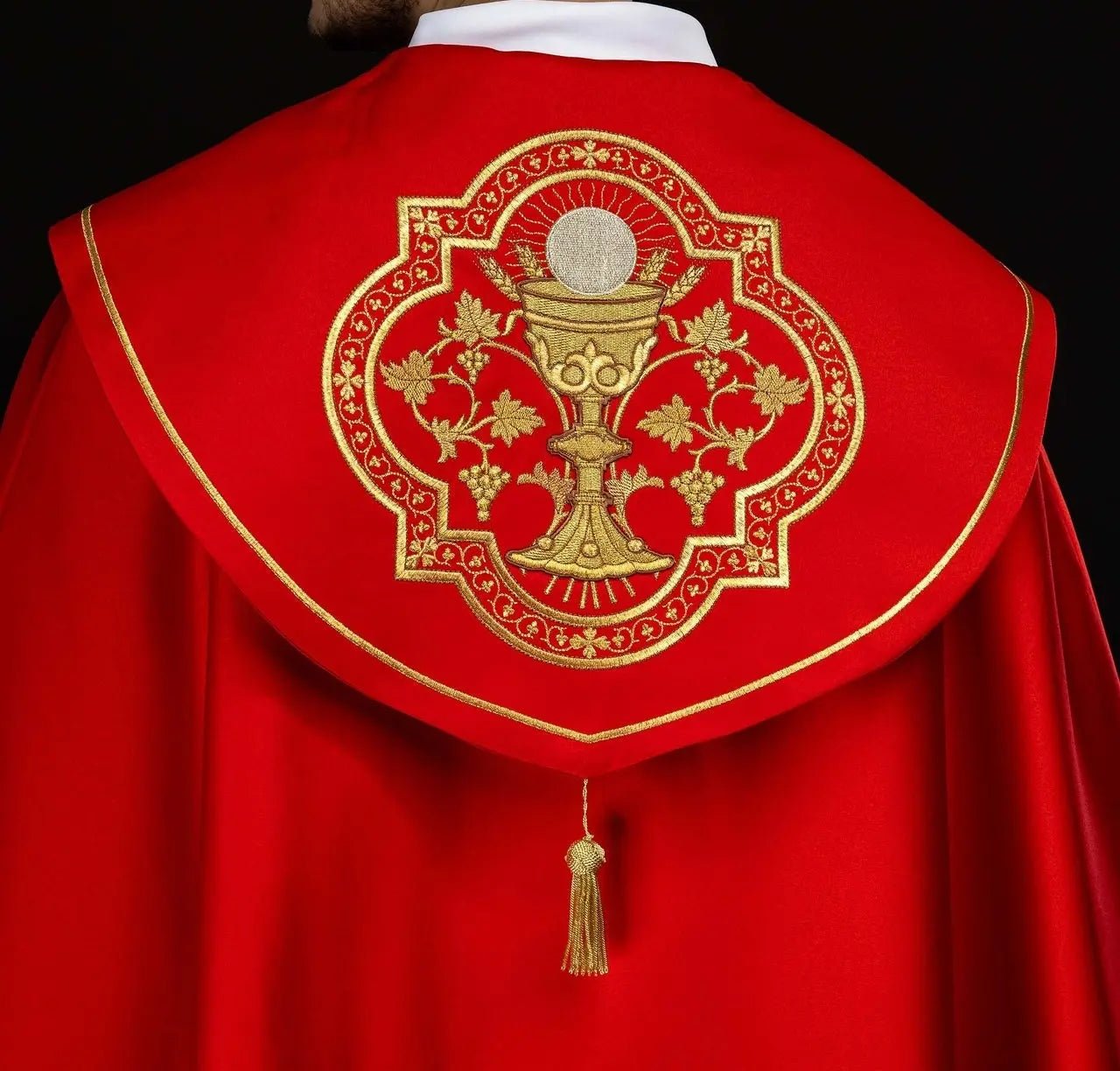 Capa litúrgica roja con bordado eucarístico