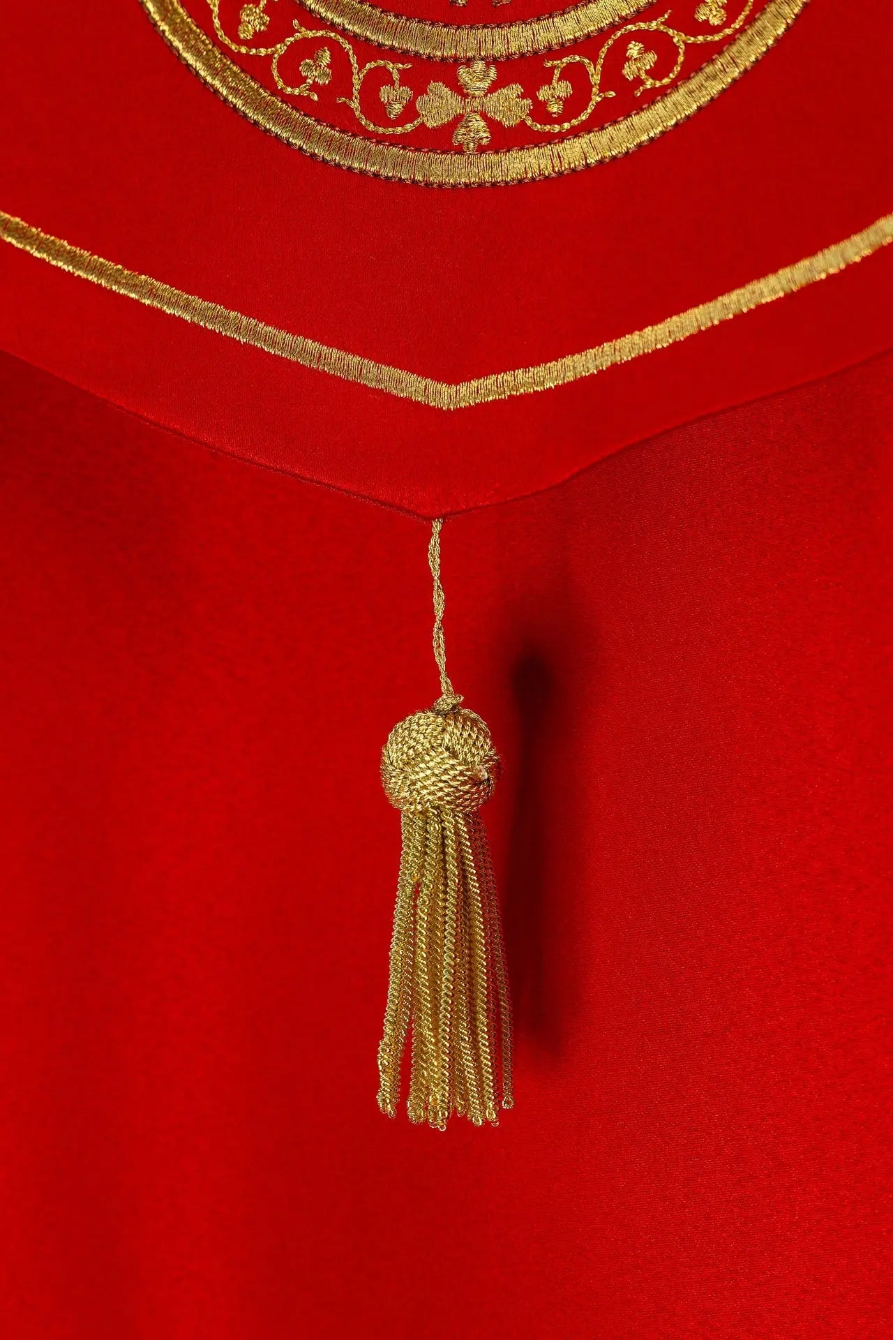 Capa litúrgica roja con bordado eucarístico