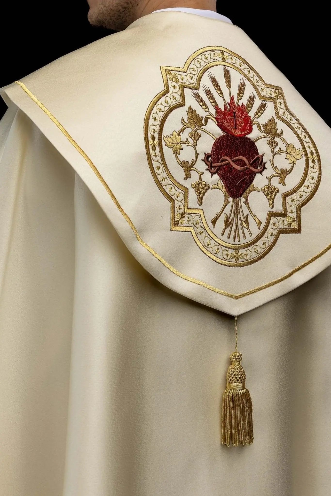 Capa litúrgica con bordado del Sagrado Corazón de Jesús