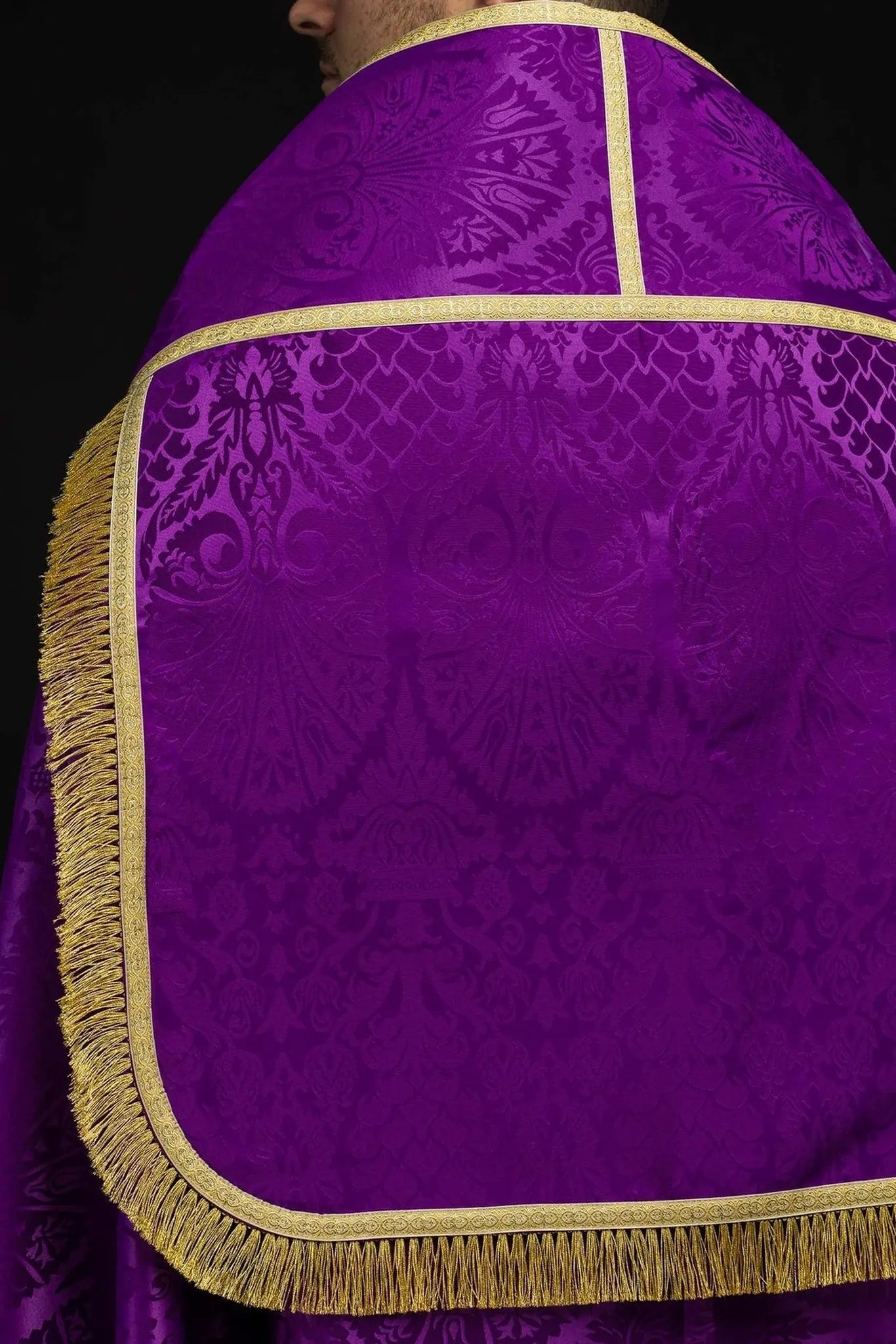 Casulla romana lisa de jacquard púrpura