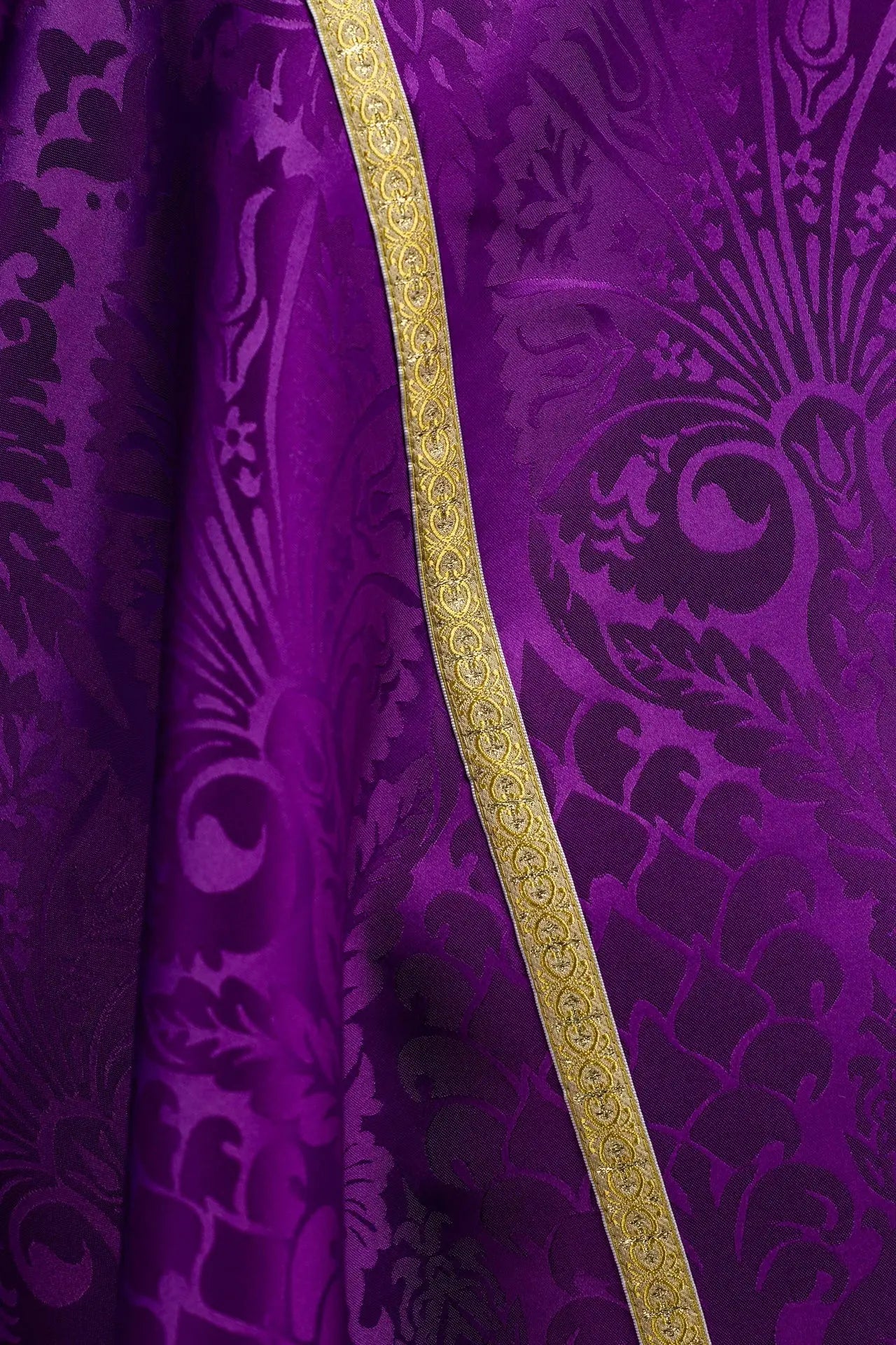 Casulla romana lisa de jacquard púrpura