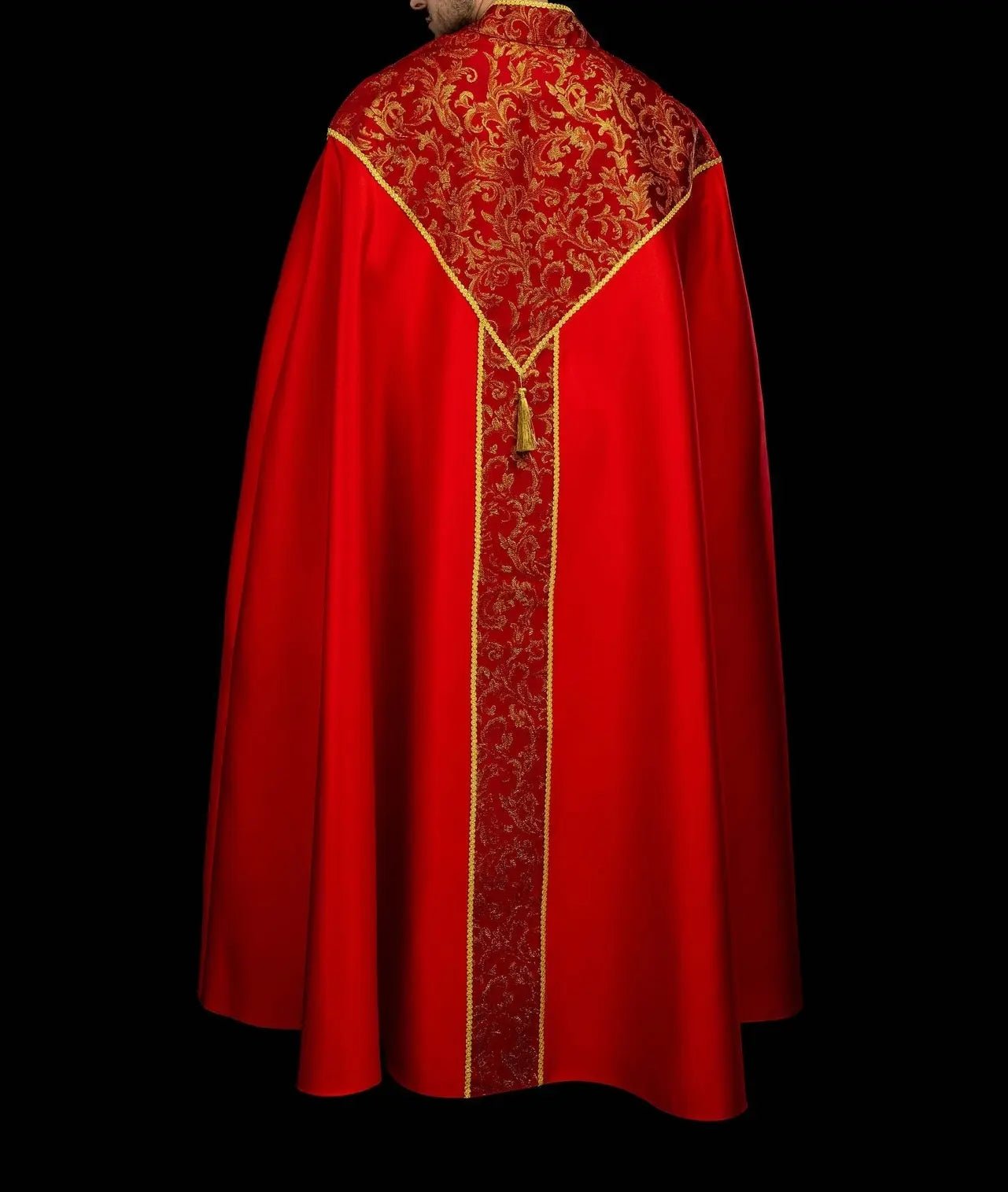 Capa litúrgica roja con adorno de jacquard dorado
