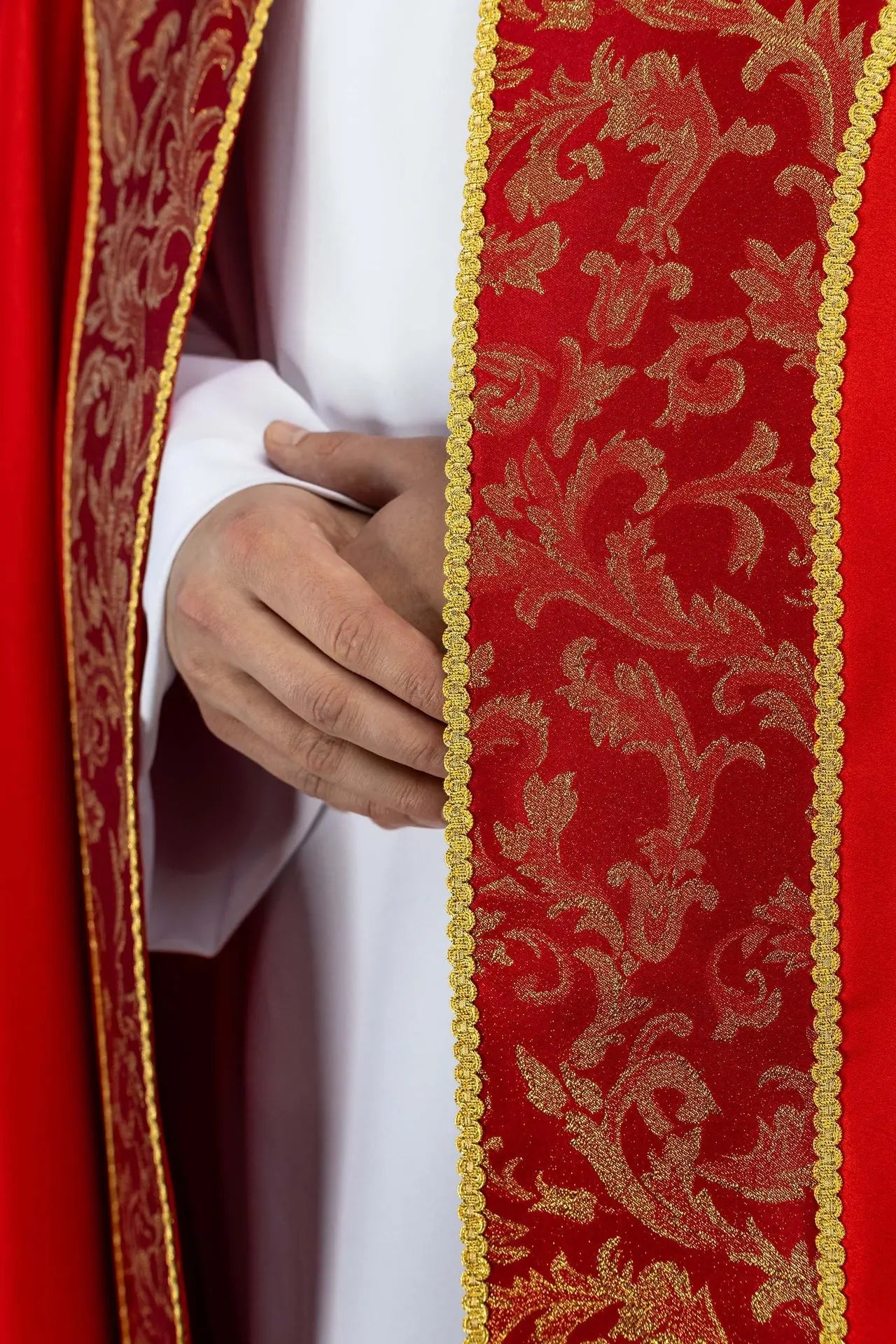 Capa litúrgica roja con adorno de jacquard dorado