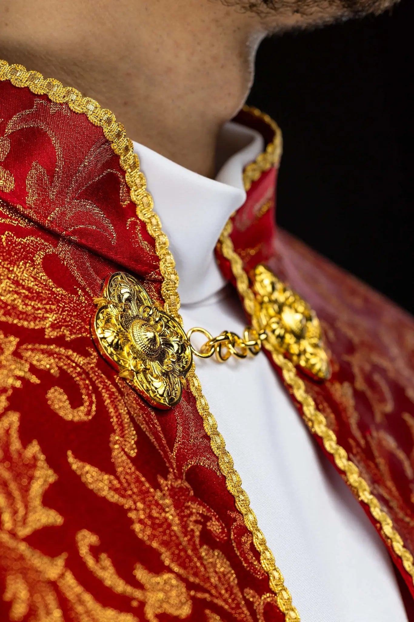 Capa litúrgica roja con adorno de jacquard dorado