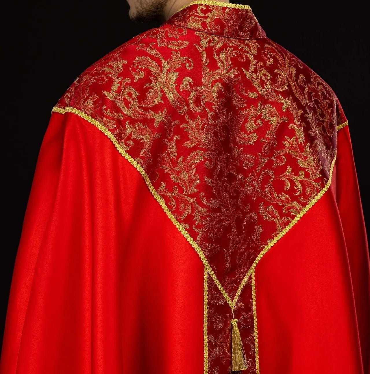 Capa litúrgica roja con adorno de jacquard dorado