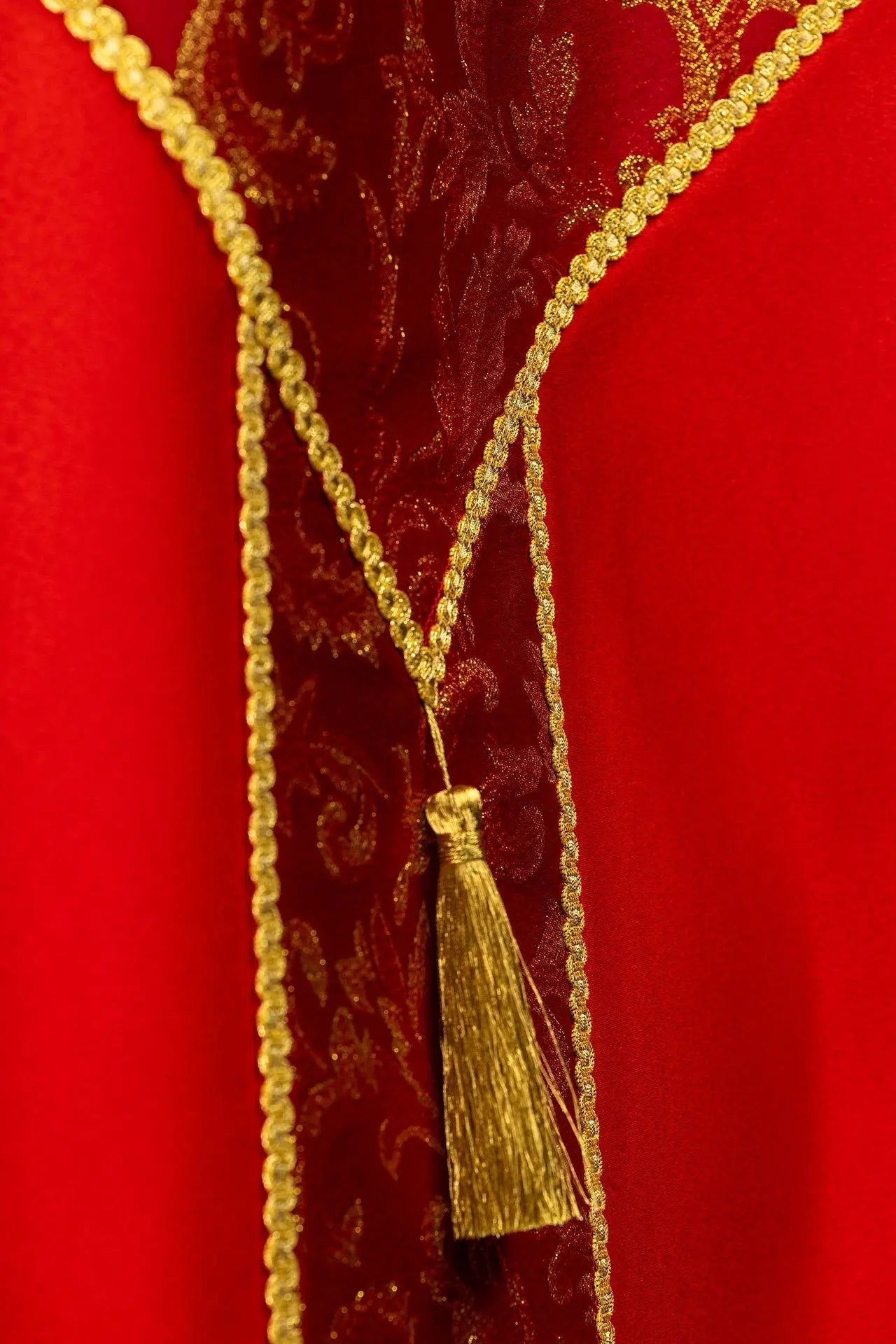 Capa litúrgica roja con adorno de jacquard dorado