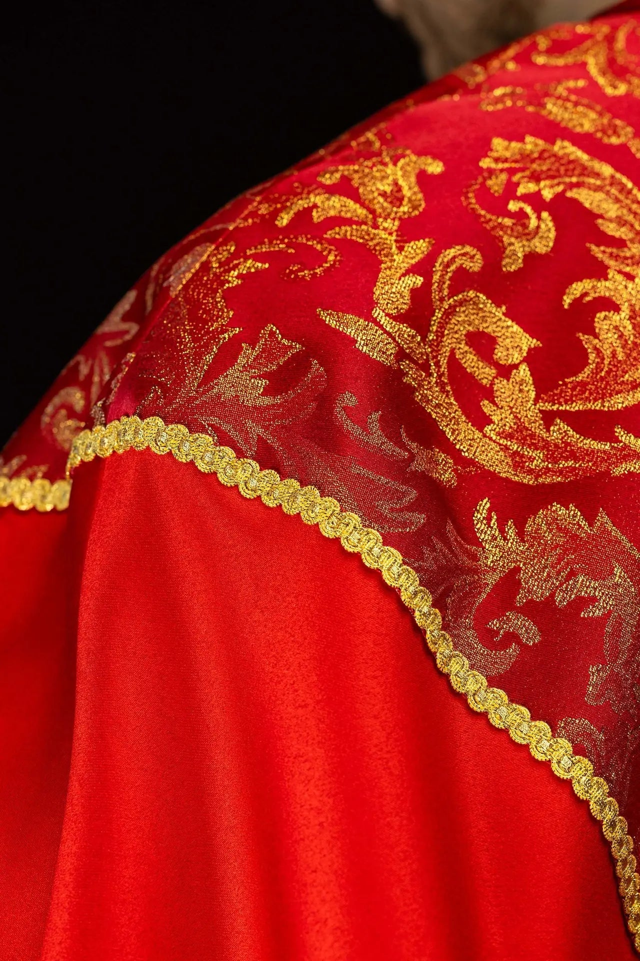 Capa litúrgica roja con adorno de jacquard dorado