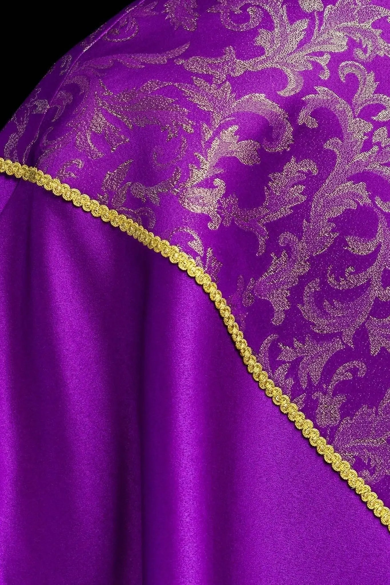 Capa litúrgica púrpura con adorno de jacquard dorado