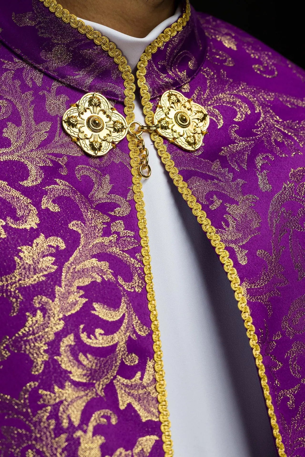 Capa litúrgica púrpura con adorno de jacquard dorado