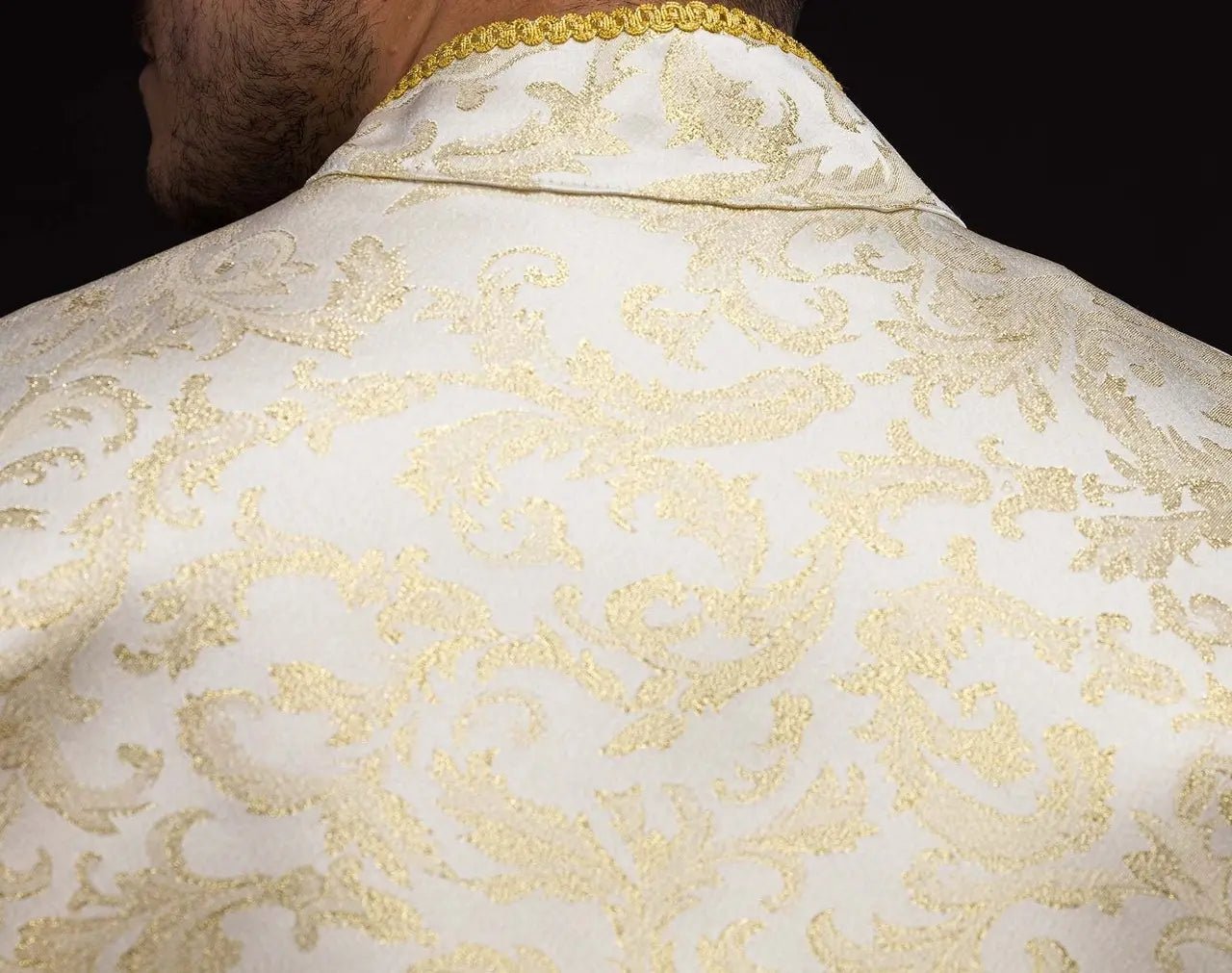 Capa litúrgica color crudo con adorno de jacquard dorado