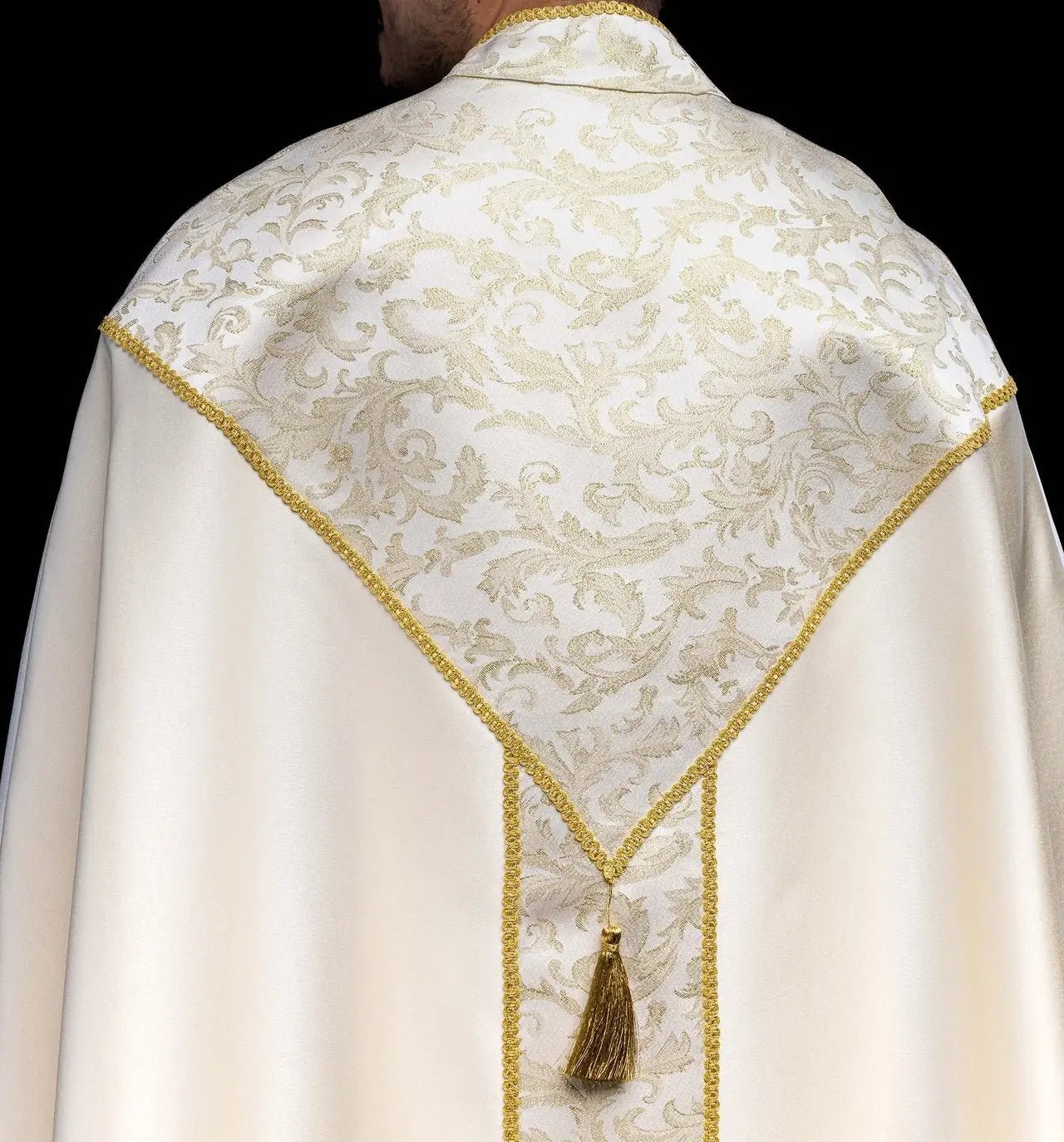 Capa litúrgica color crudo con adorno de jacquard dorado