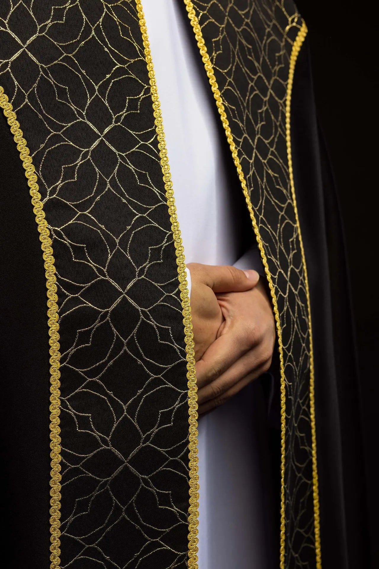 Capa pluvial negra bordada decorada con tela jacquard