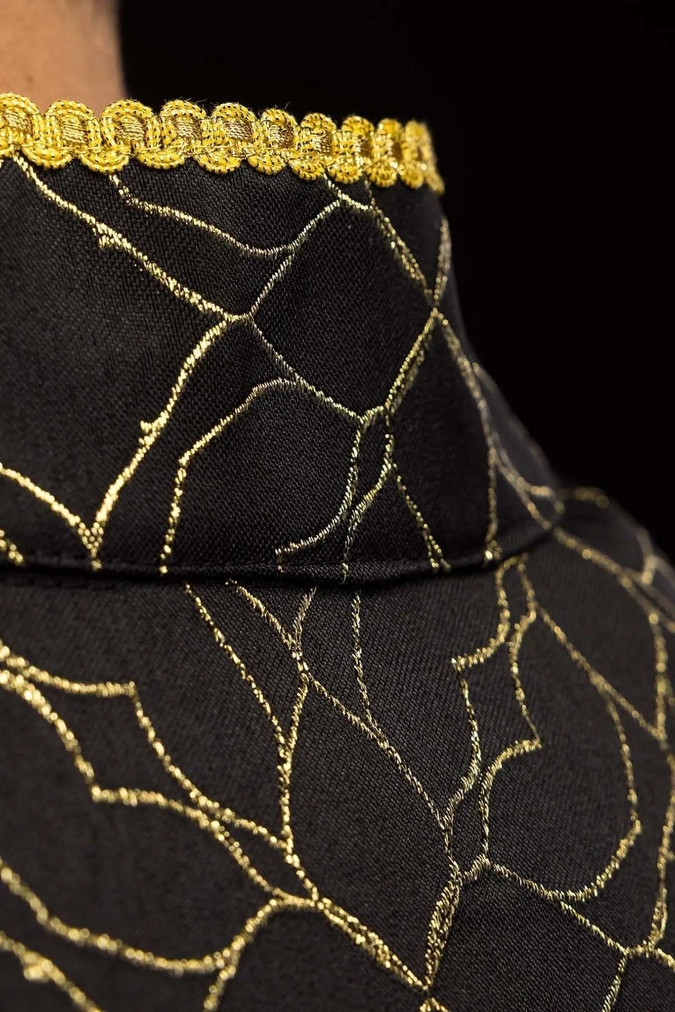 Capa pluvial negra bordada decorada con tela jacquard