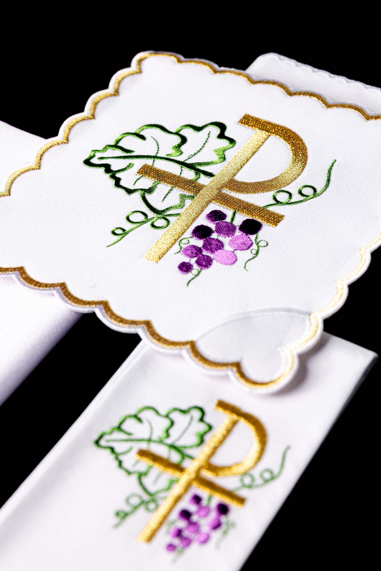 Bielizna kielichowa z haftem PAX i winogronami - ORNATY.PL