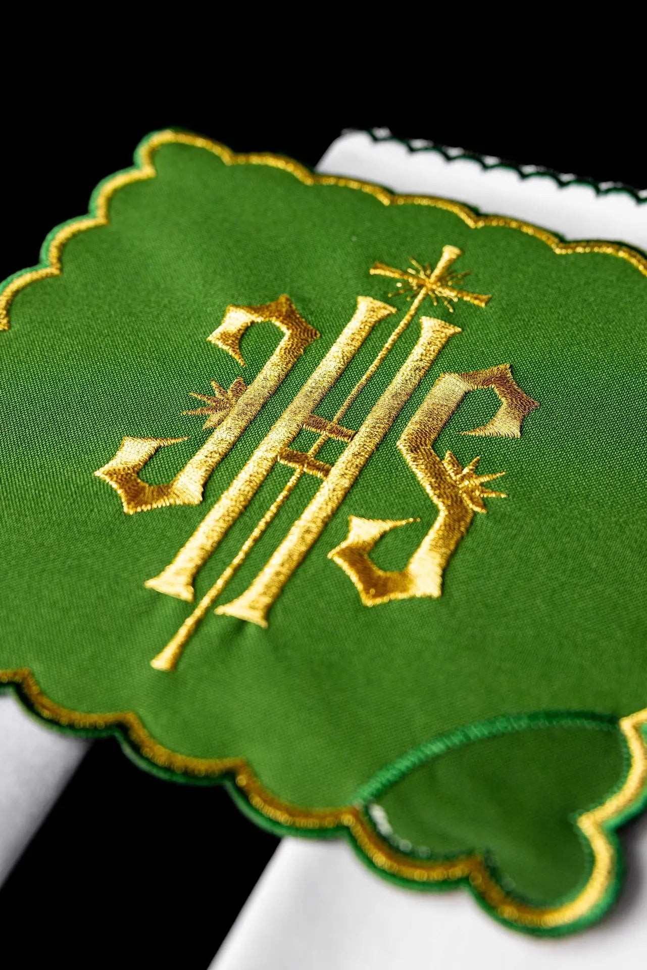 Conjunto de Cáliz Bordado Verde IHS
