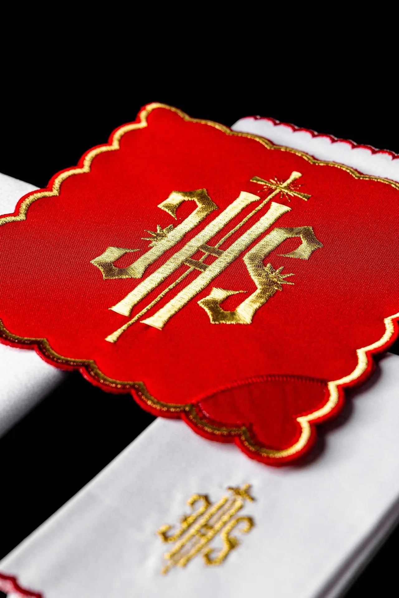 Conjunto de Cáliz Bordado Rojo IHS
