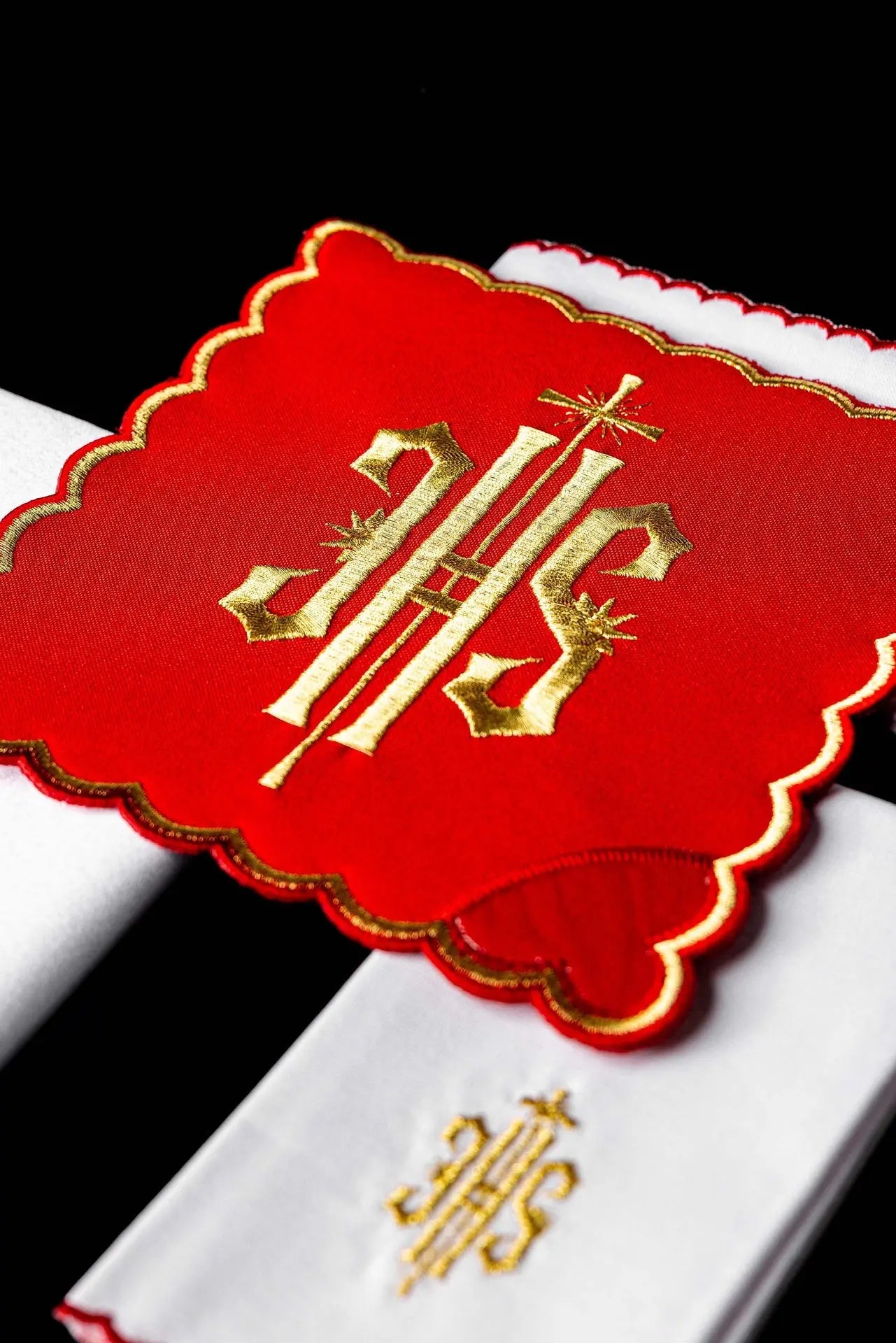 Conjunto de Cáliz Bordado Rojo IHS