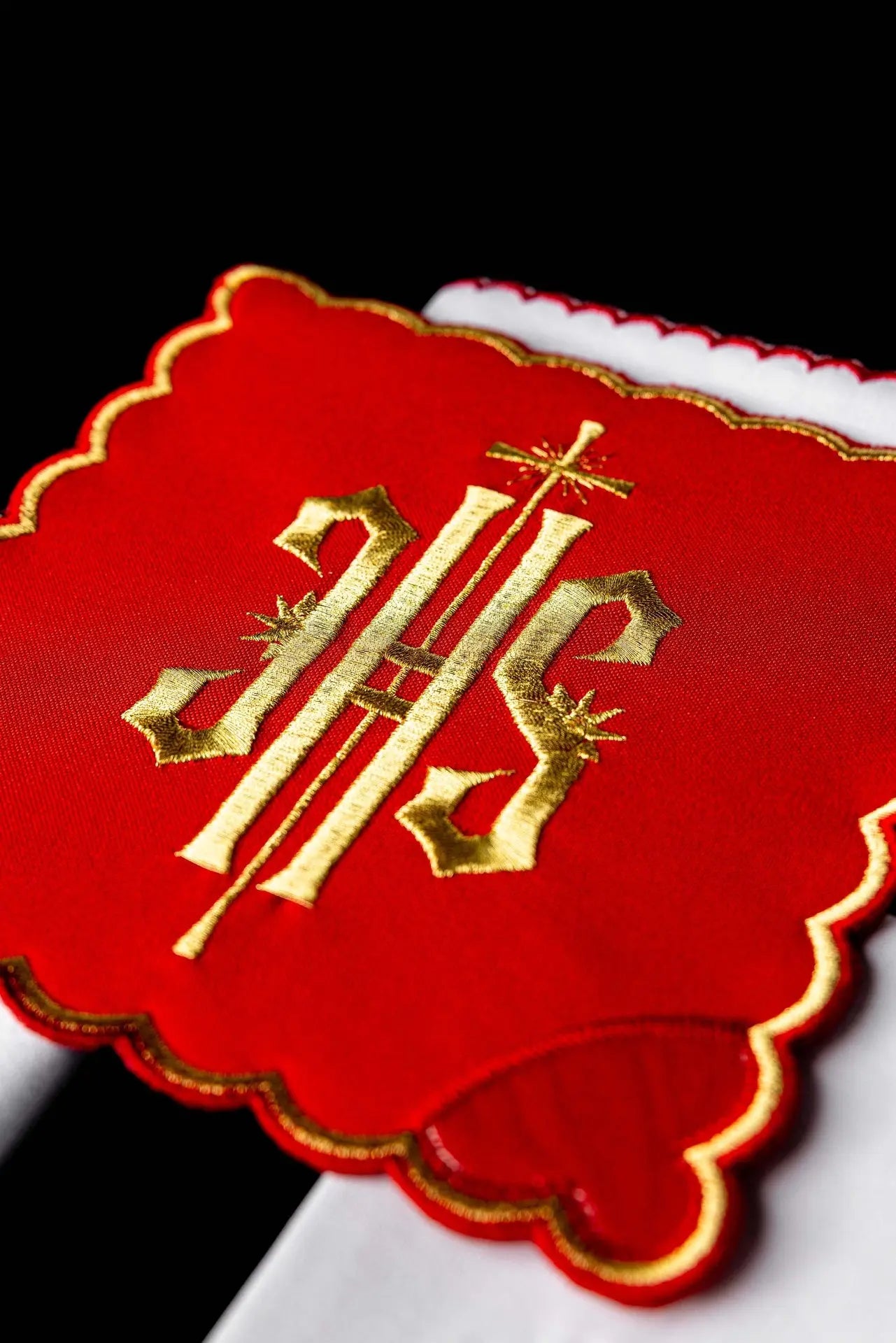 Conjunto de Cáliz Bordado Rojo IHS