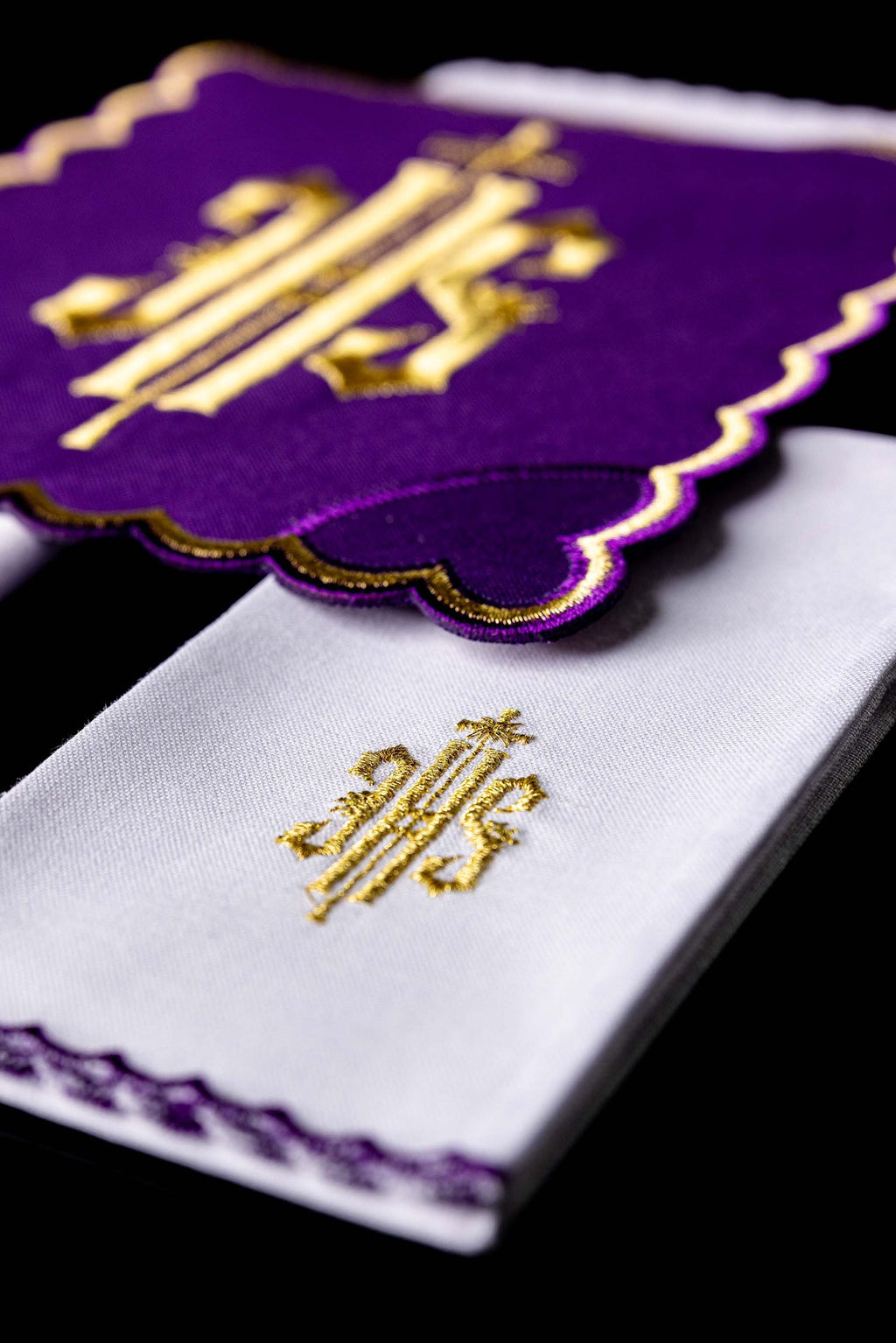 Lino bordado para cáliz púrpura IHS