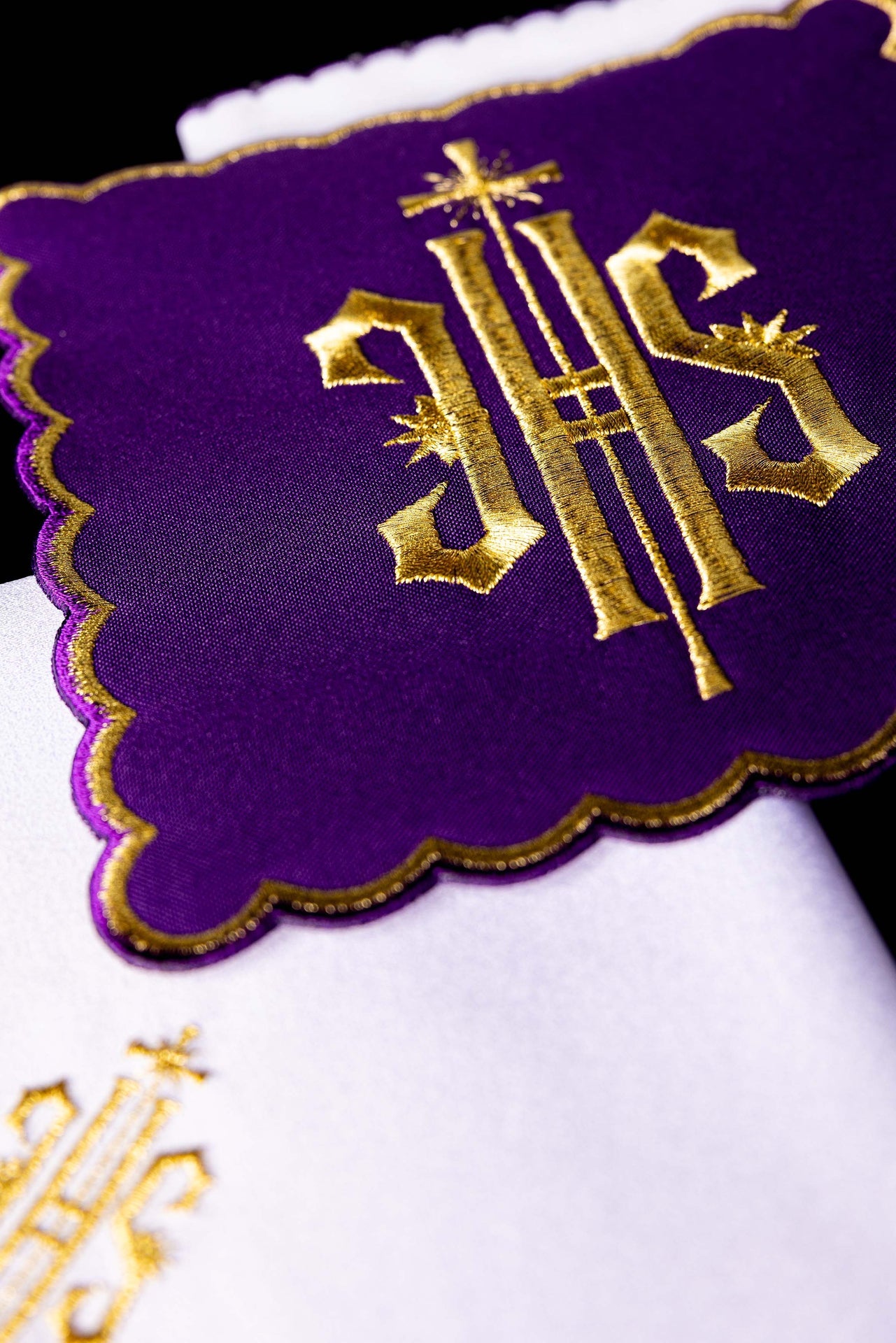 Lino bordado para cáliz púrpura IHS