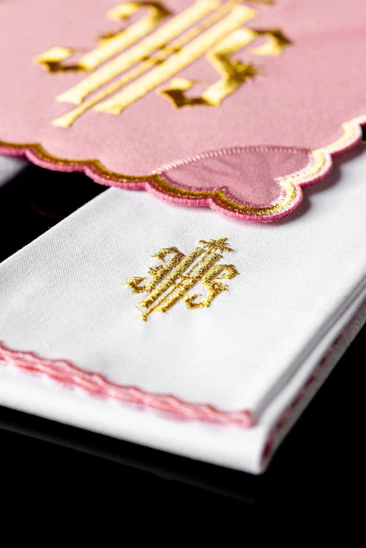 Lino de cáliz bordado IHS rosa