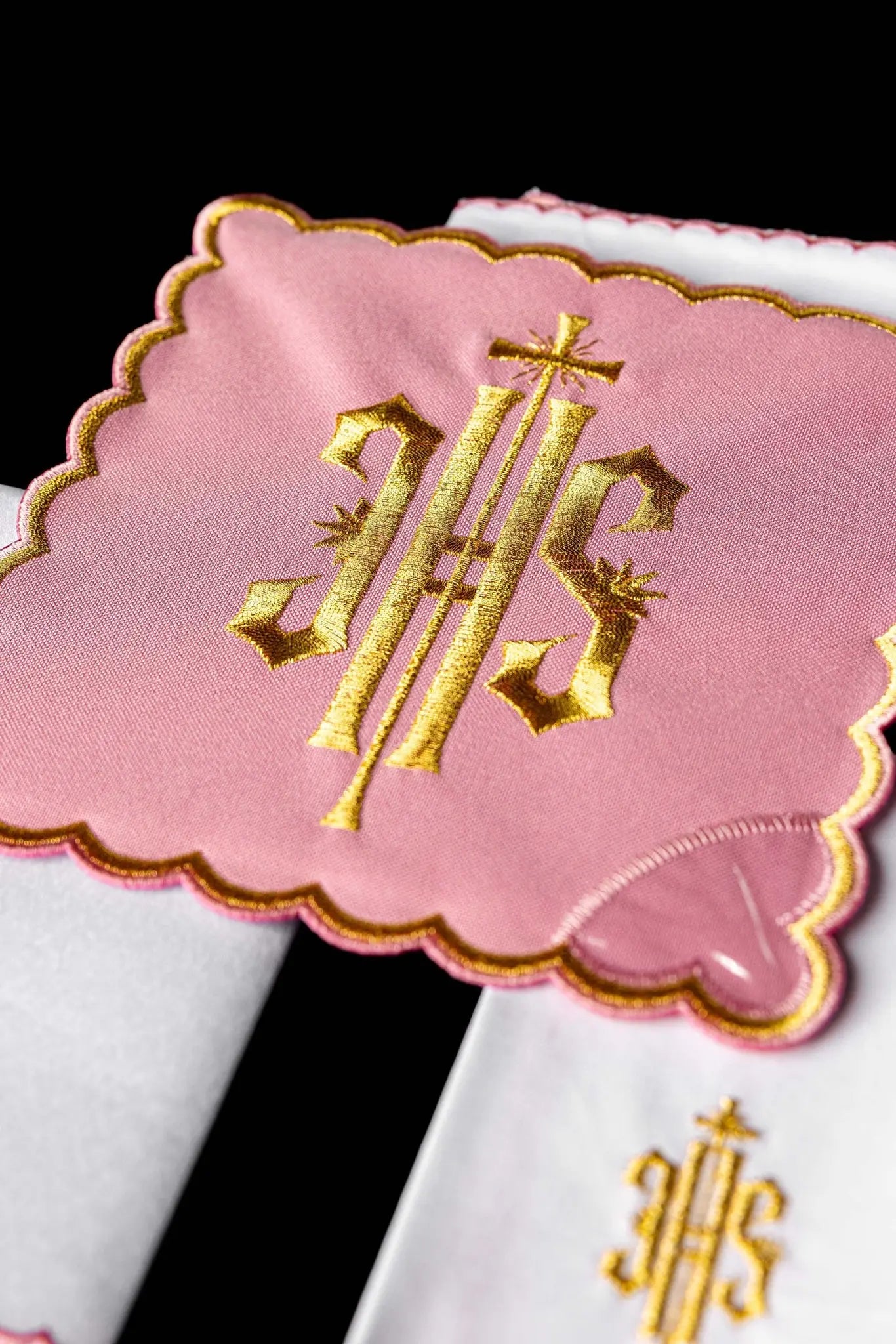 Lino de cáliz bordado IHS rosa