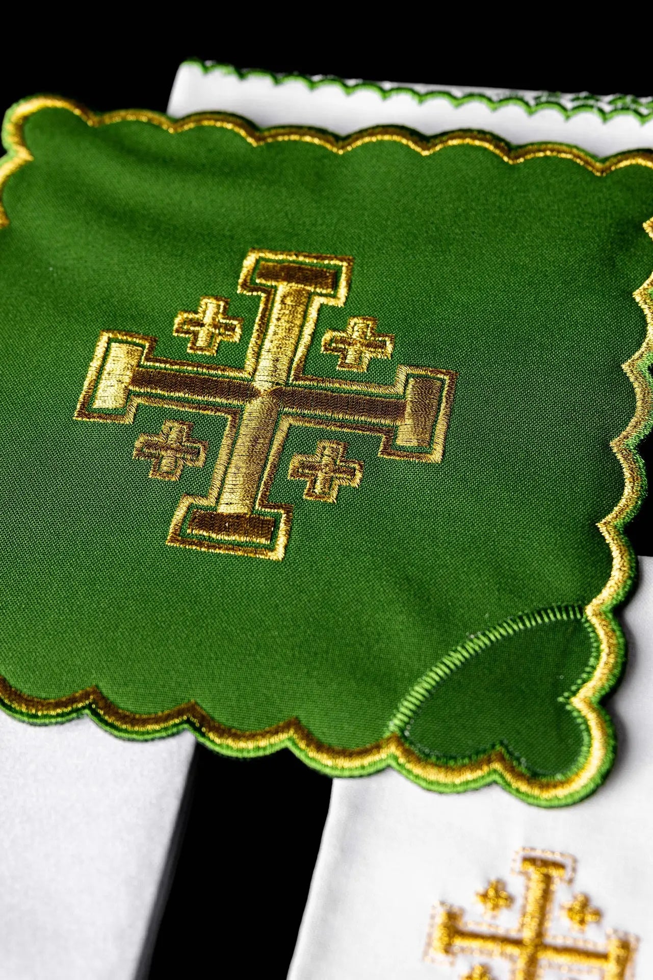 Lencería de cáliz bordada con Cruz de Jerusalén