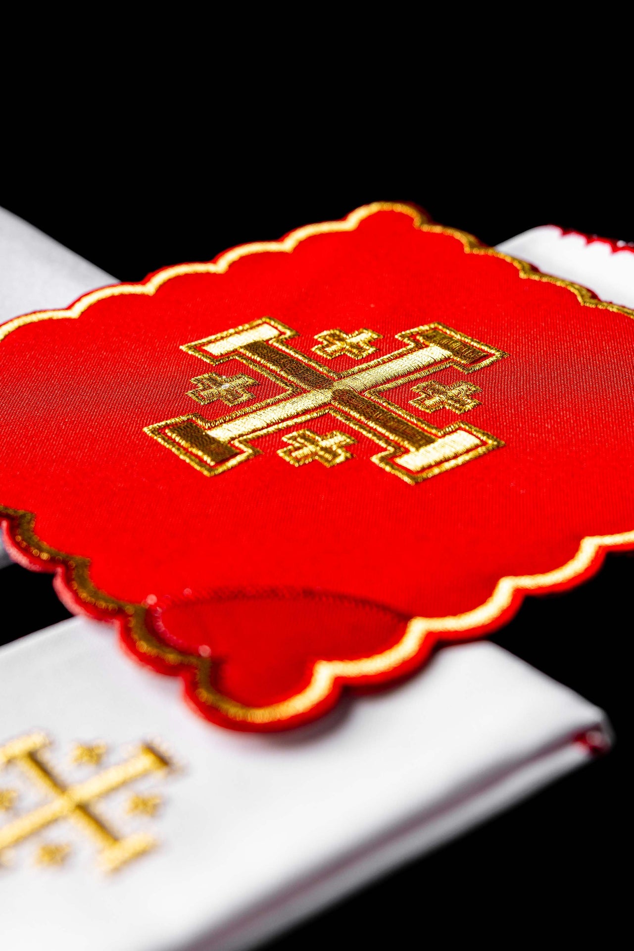 Conjunto de cáliz bordado con cruz de Jerusalén roja