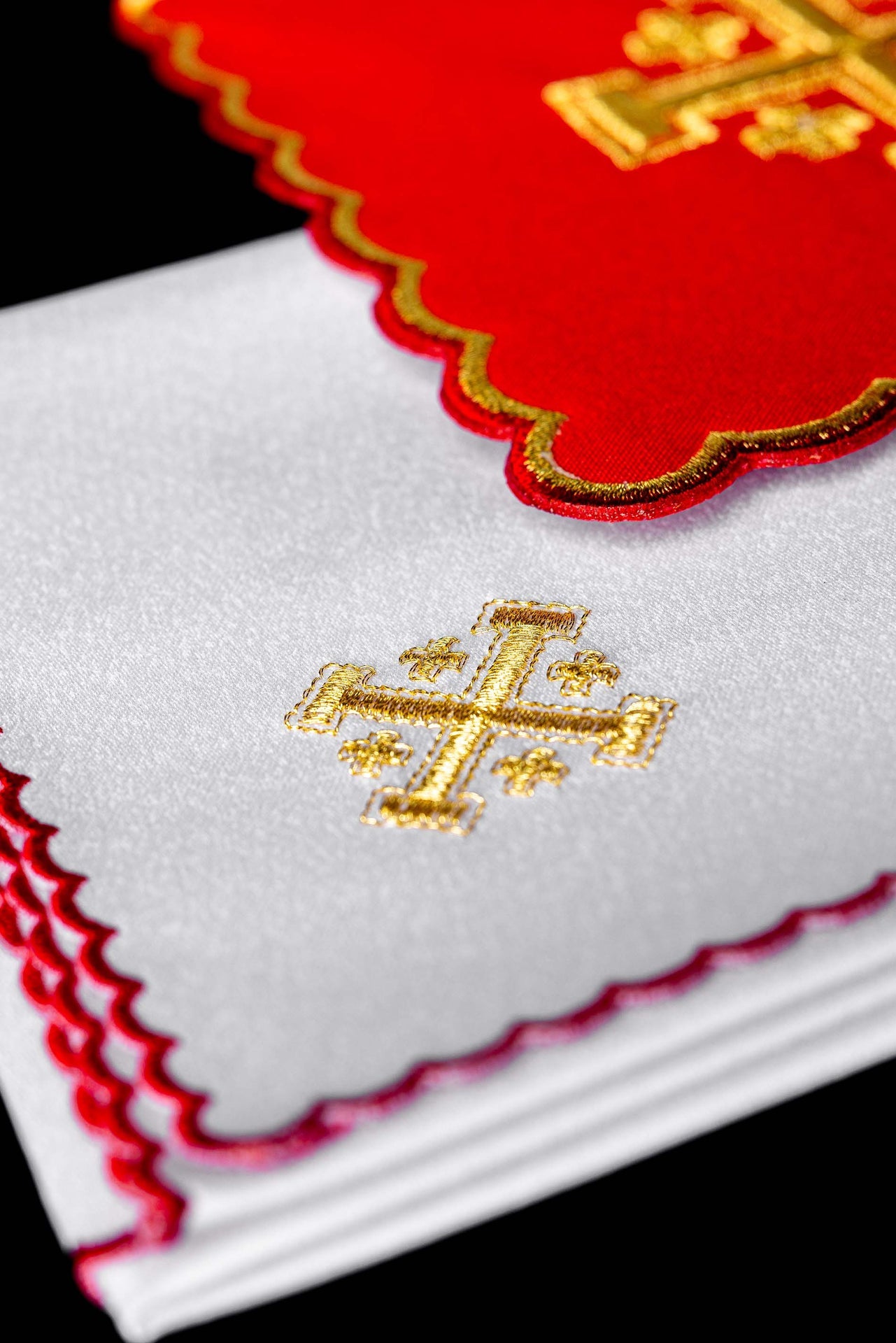 Conjunto de cáliz bordado con cruz de Jerusalén roja