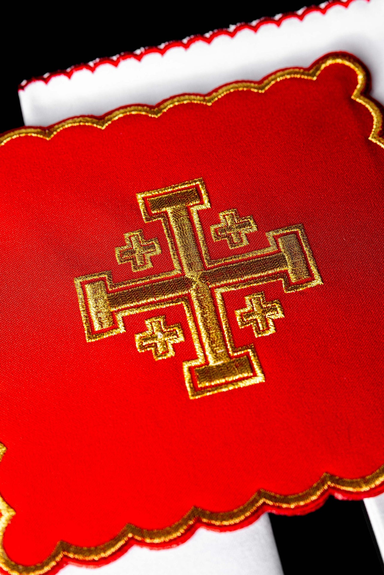 Conjunto de cáliz bordado con cruz de Jerusalén roja