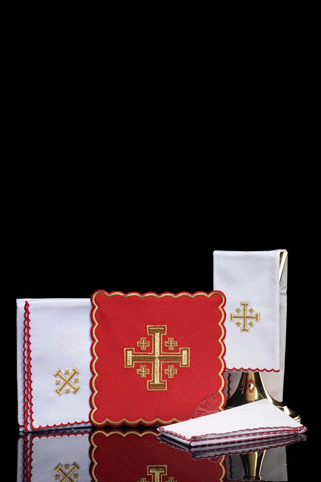 Conjunto de cáliz bordado con cruz de Jerusalén roja
