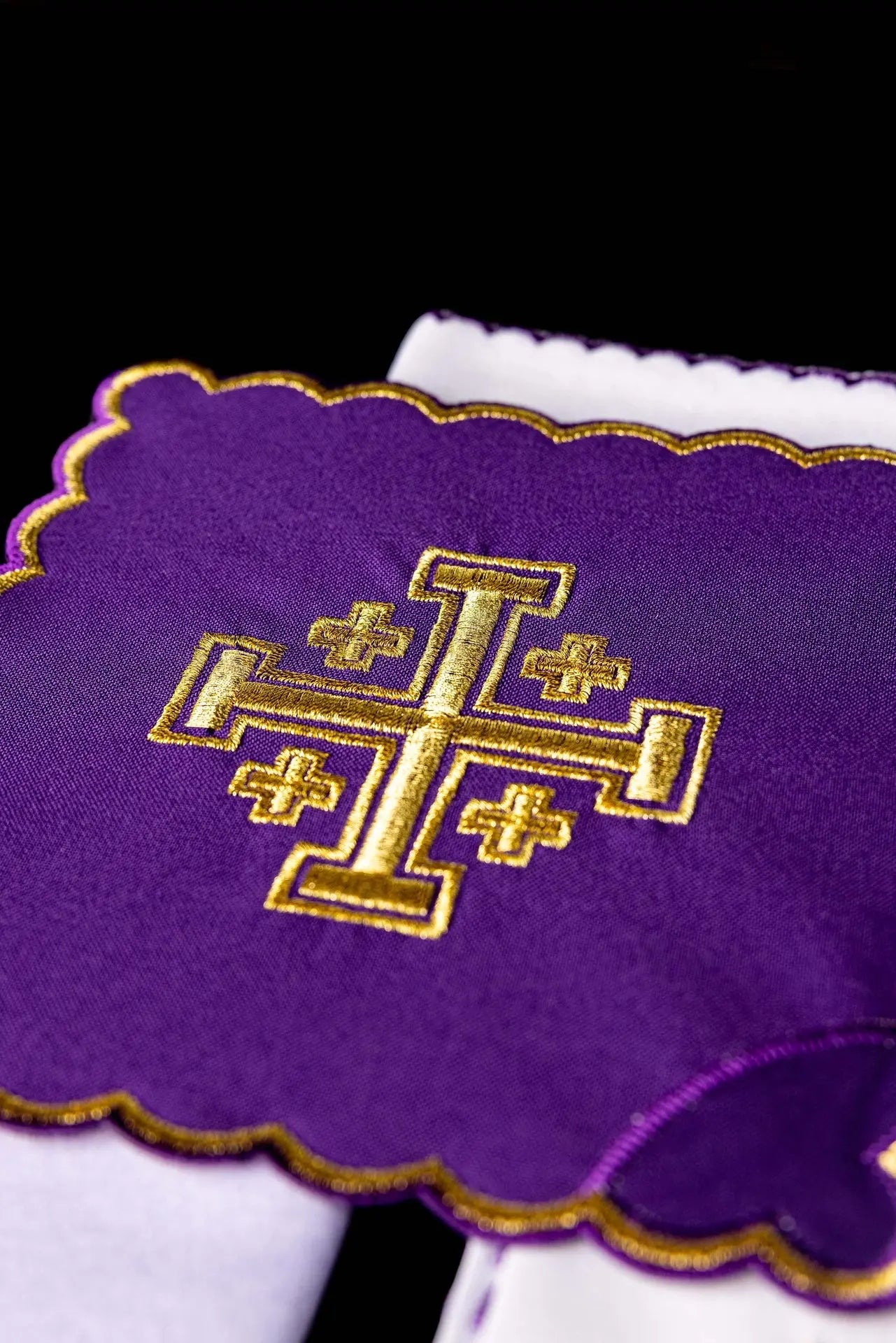 Juego de Cáliz Bordado con Cruz de Jerusalén Púrpura