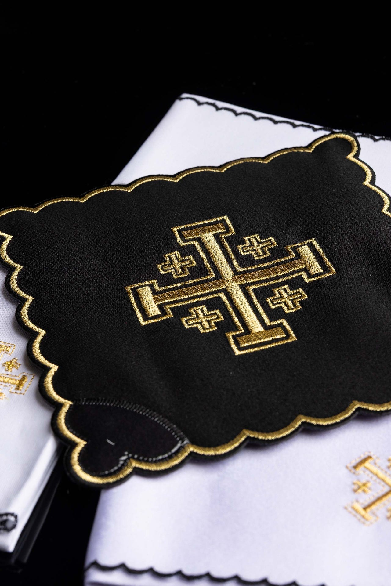 Bielizna kielichowa czarna z haftem Krzyż Jerozolimski - ORNATY.PL